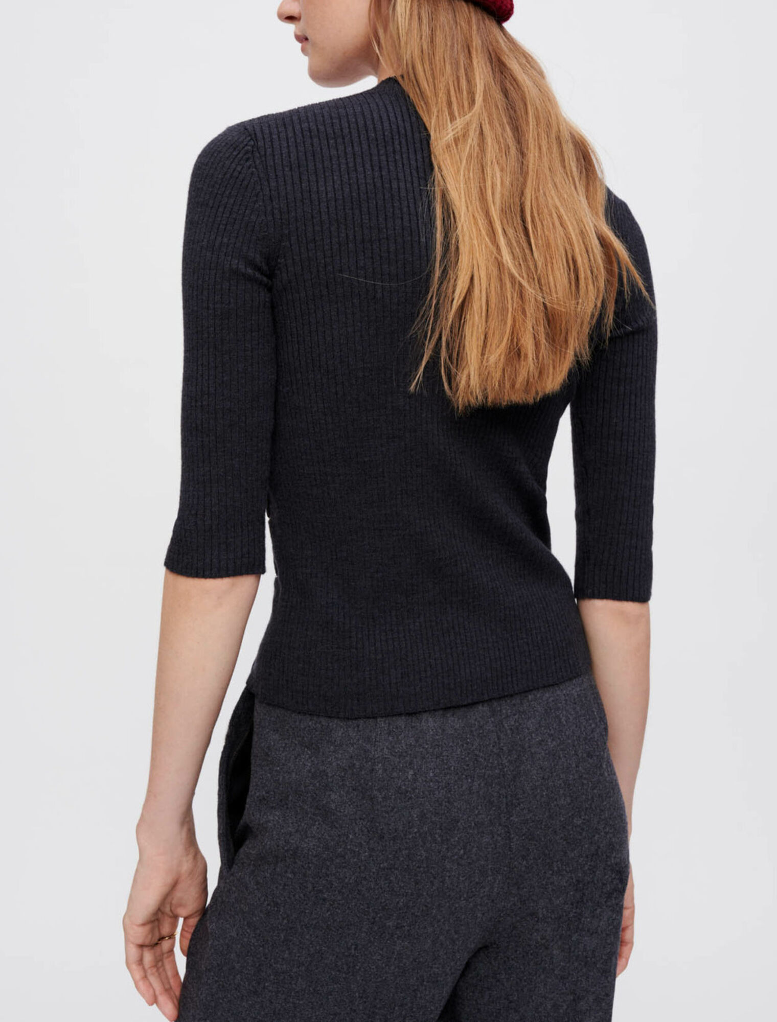 Körpernaher Pullover mit silbernen Ösen