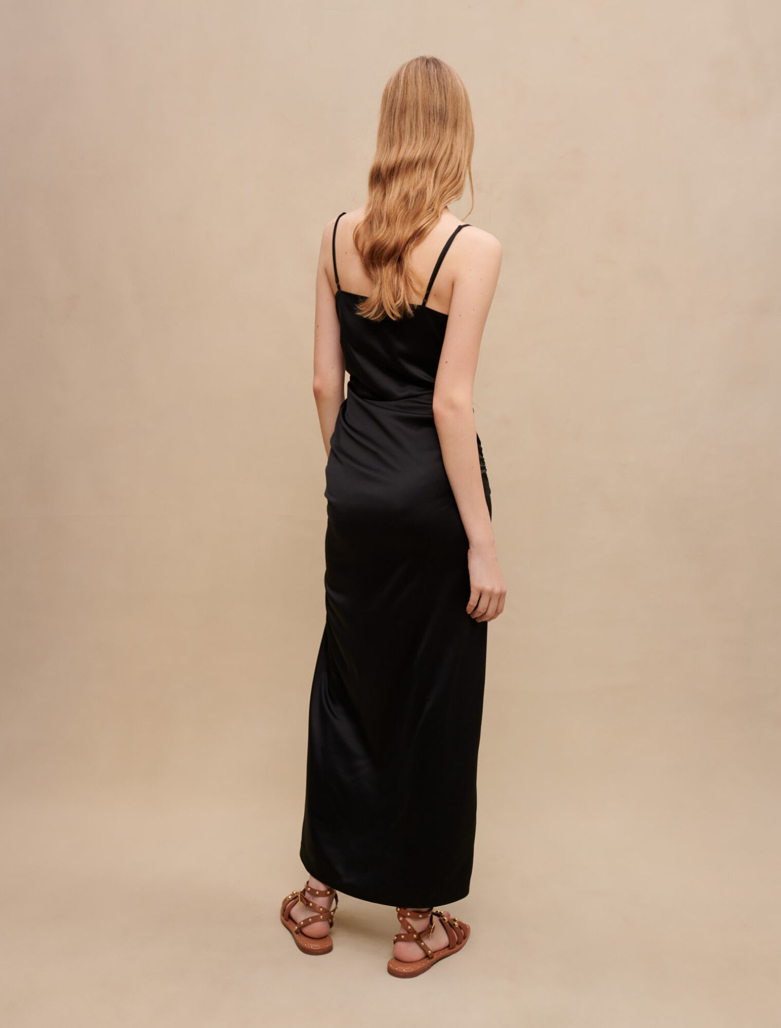 Geschlitztes drapiertes langes Kleid