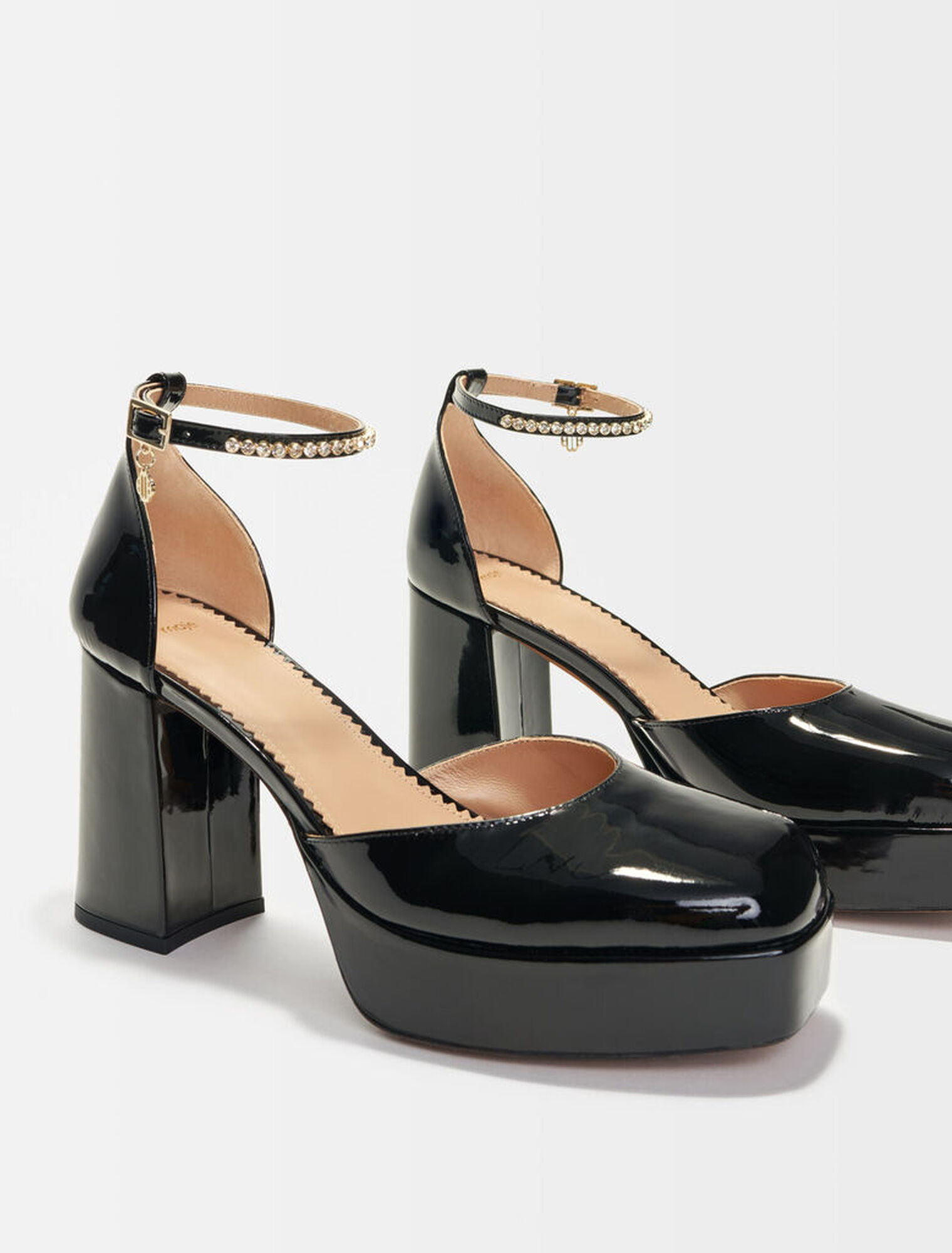 Lackpumps mit Plateau
