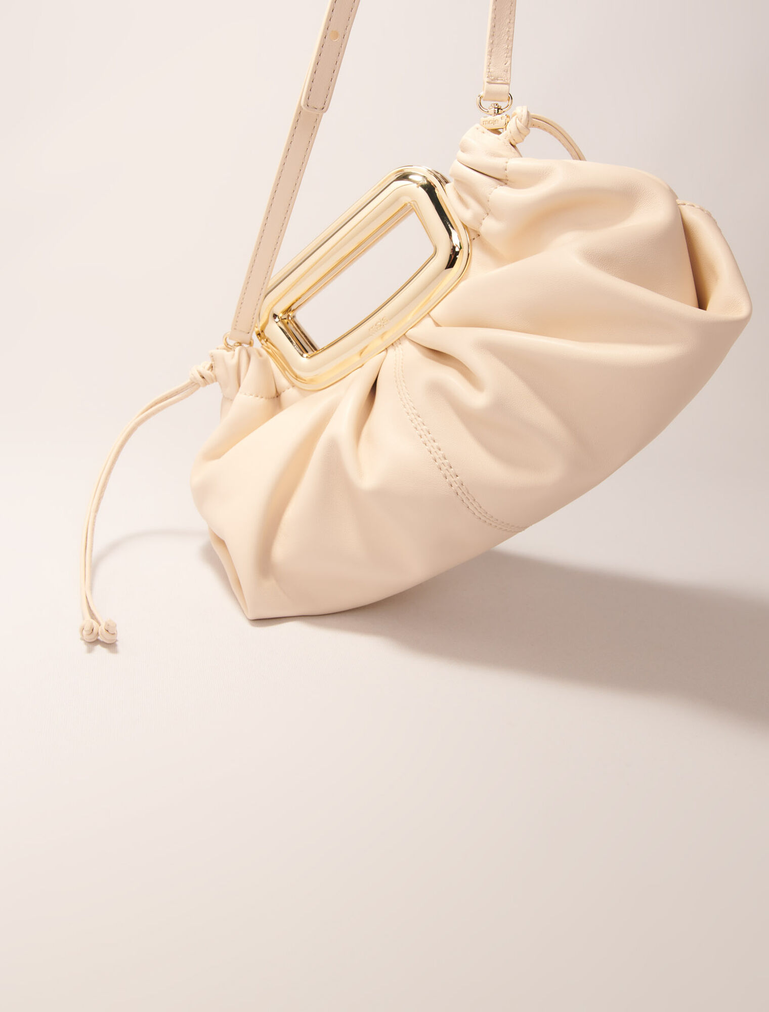 Clutch aus Leder mit Metallgriff