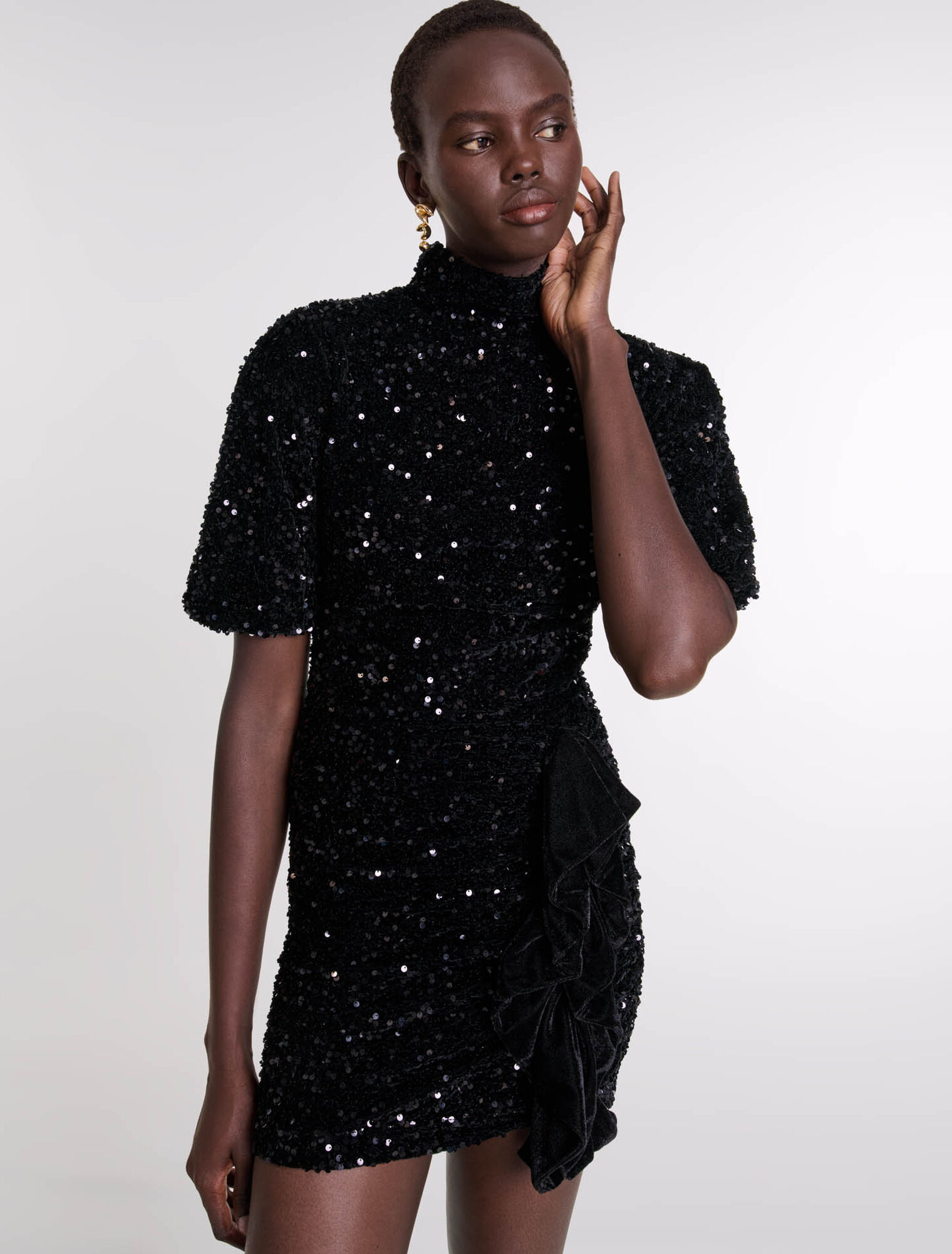 Kurzes Samtkleid mit Pailletten