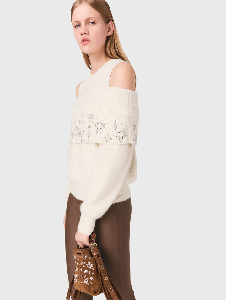 Schulterfreier Pullover mit Schmuck