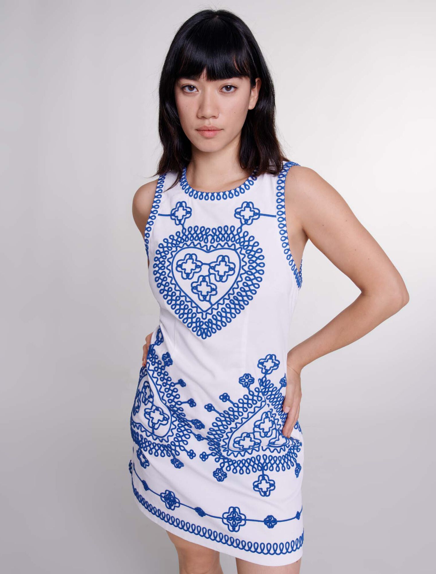 Angepasstes Kleid mit Stickerei