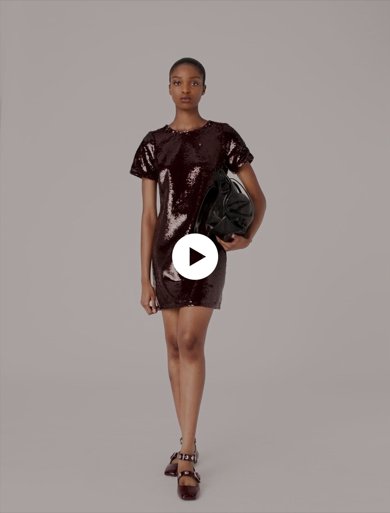 Kurzes Kleid mit Paillettenstickerei