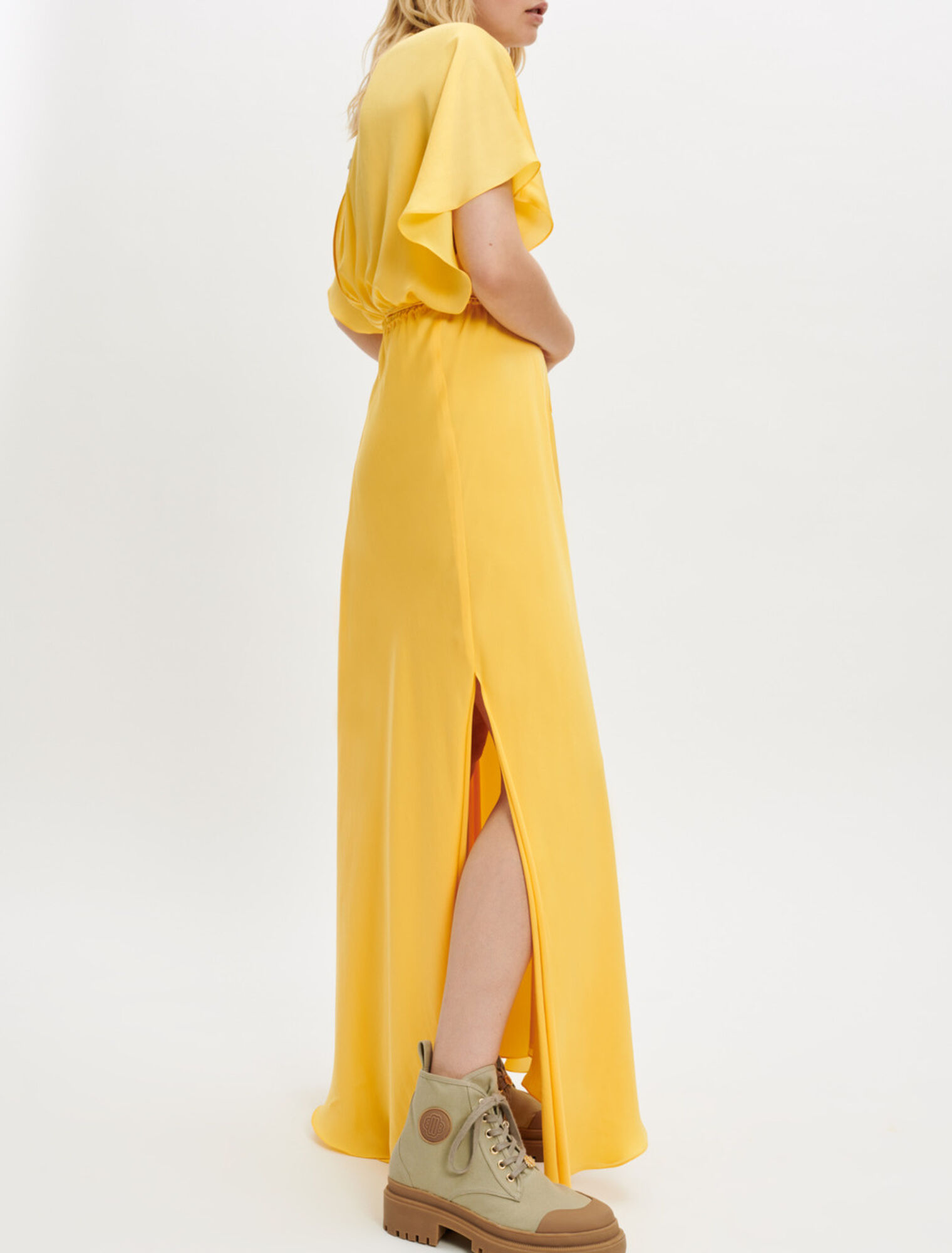 Schalkleid aus Satin mit Perlenschmuck