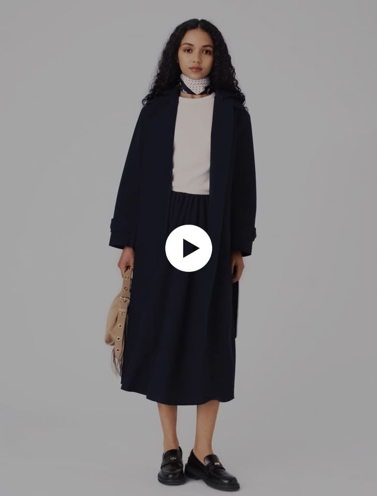 Trench mit abnehmbarer Strasskapuze