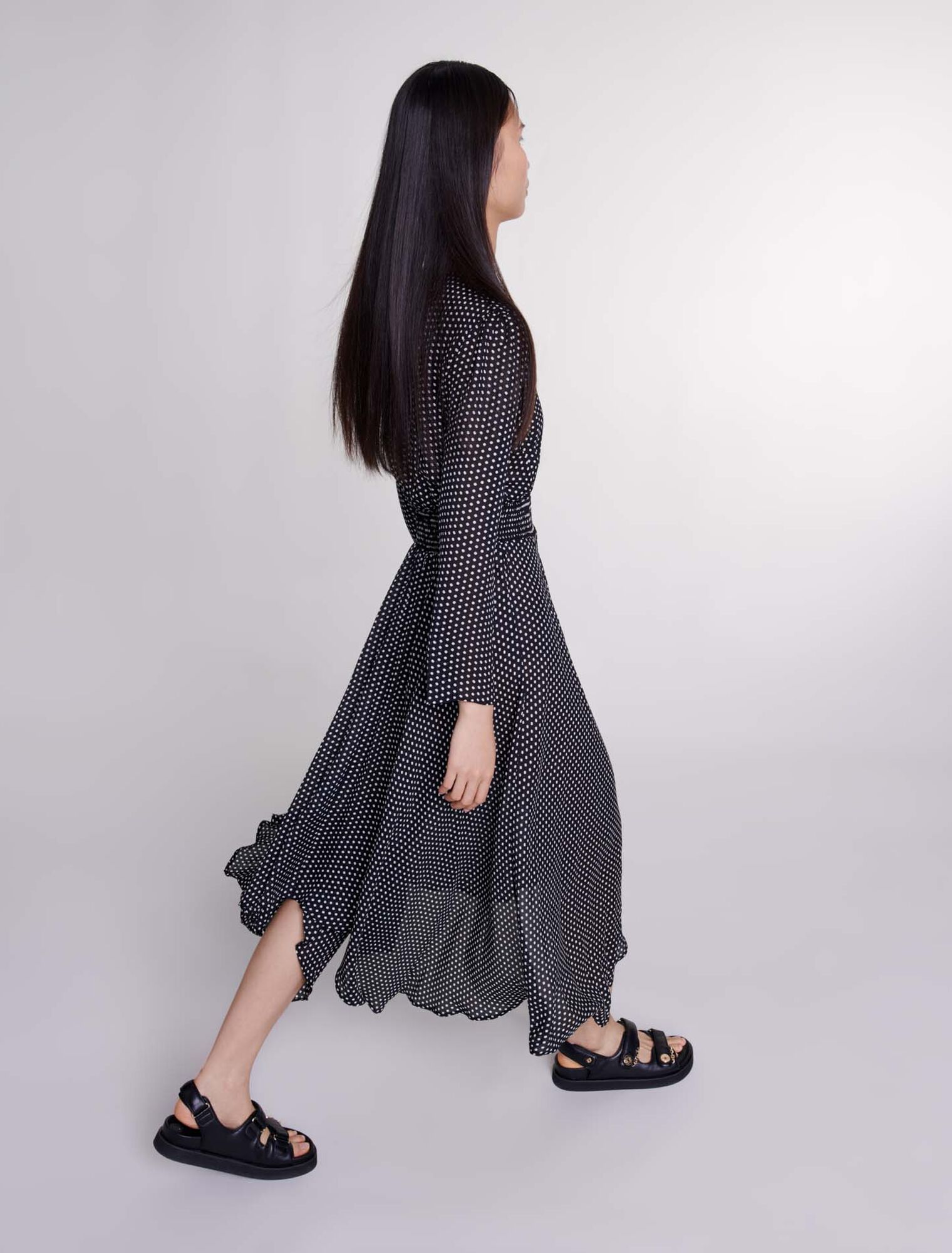 Mittellanges, gepunktetes Kleid