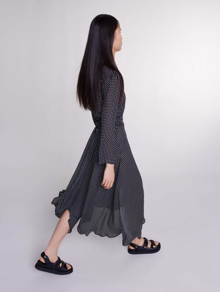 Mittellanges, gepunktetes Kleid