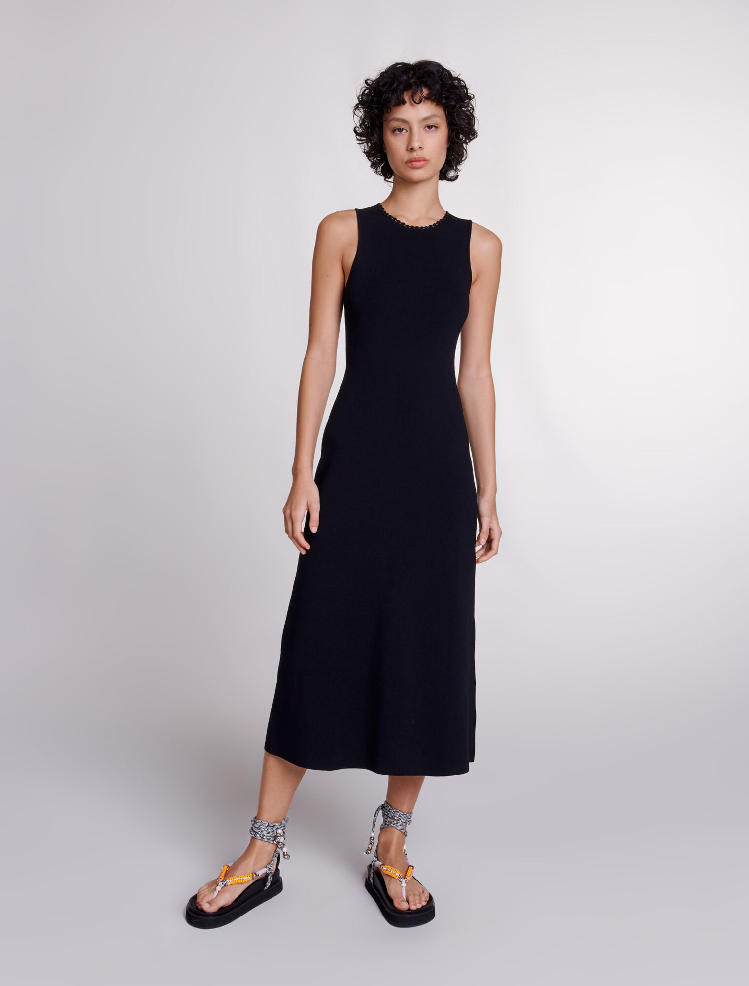 Langes Strickkleid mit Aussparungen