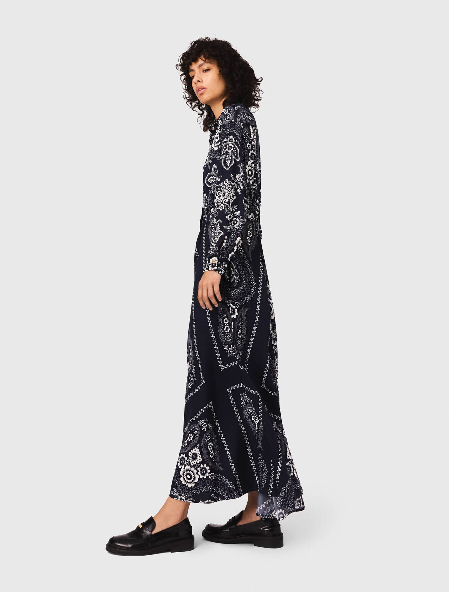 Langes fließendes Kleid mit Print