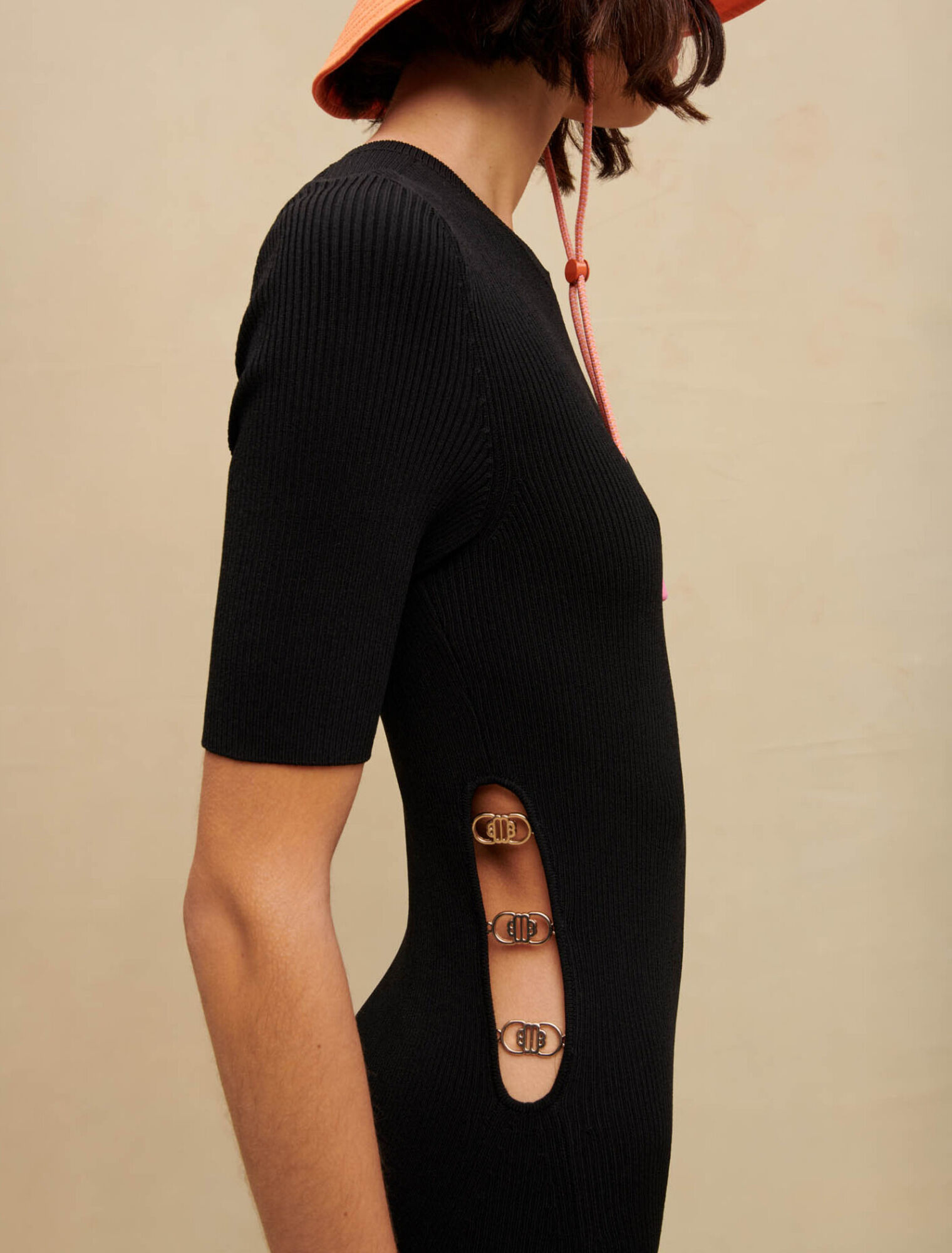 Langes, schwarzes Kleid mit Cut-out