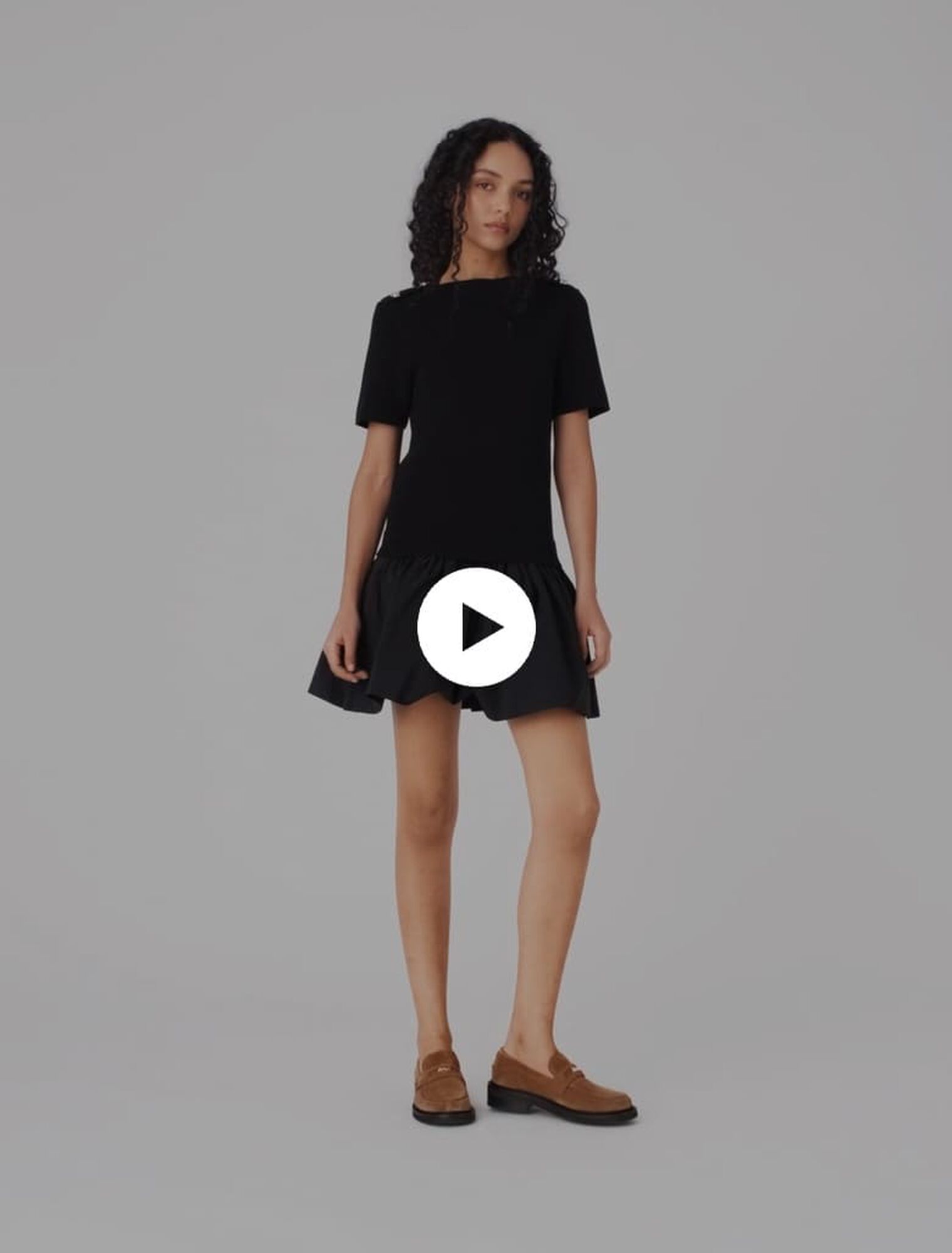 Kurzes Kleid aus Strick und Taft