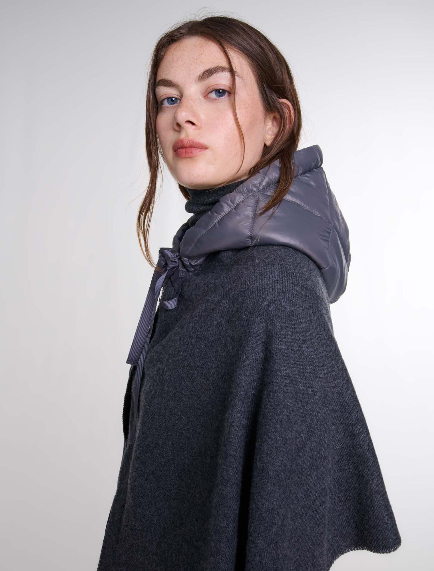 Wollponcho mit Kapuze