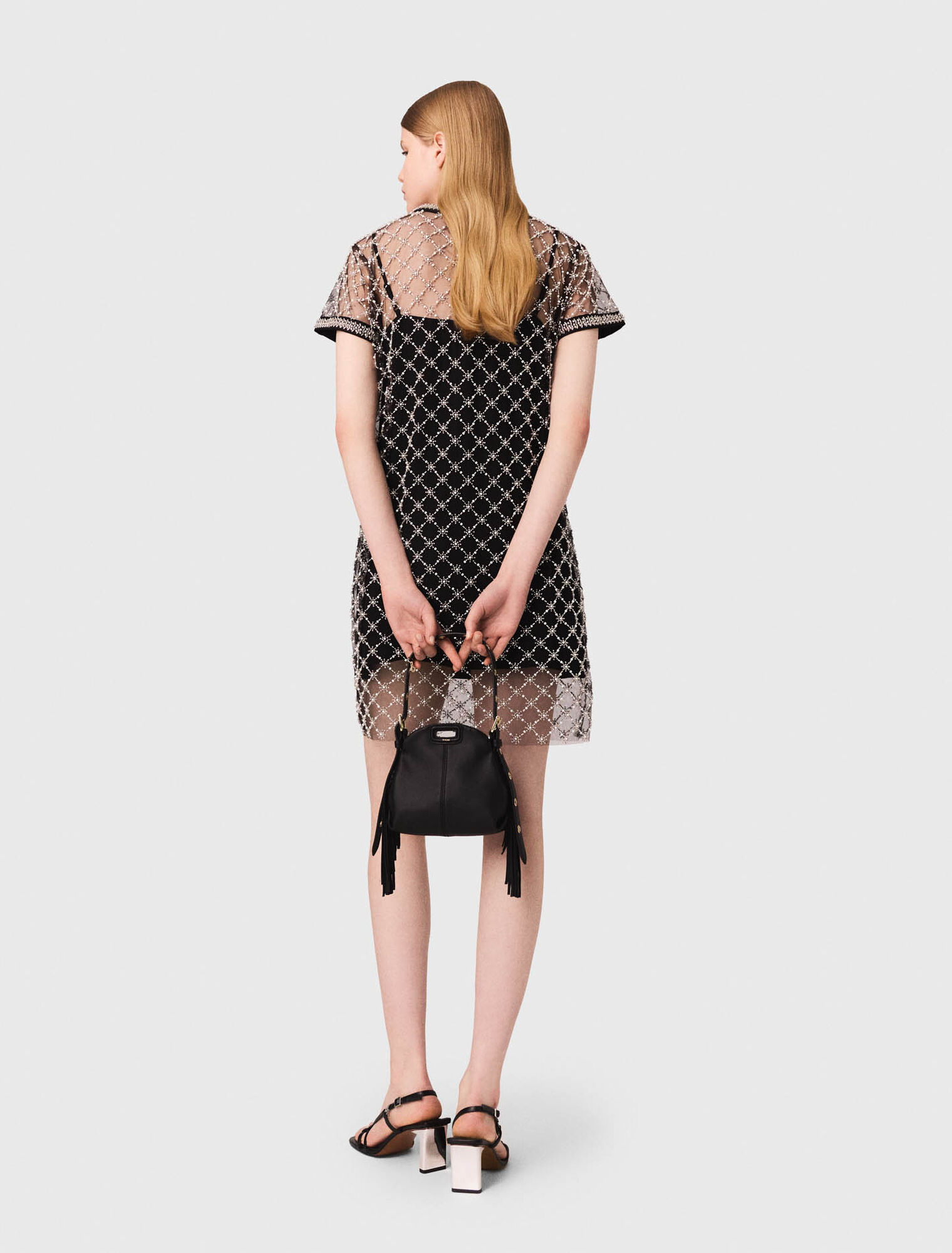 Kurzes Kleid aus besticktem Tüll