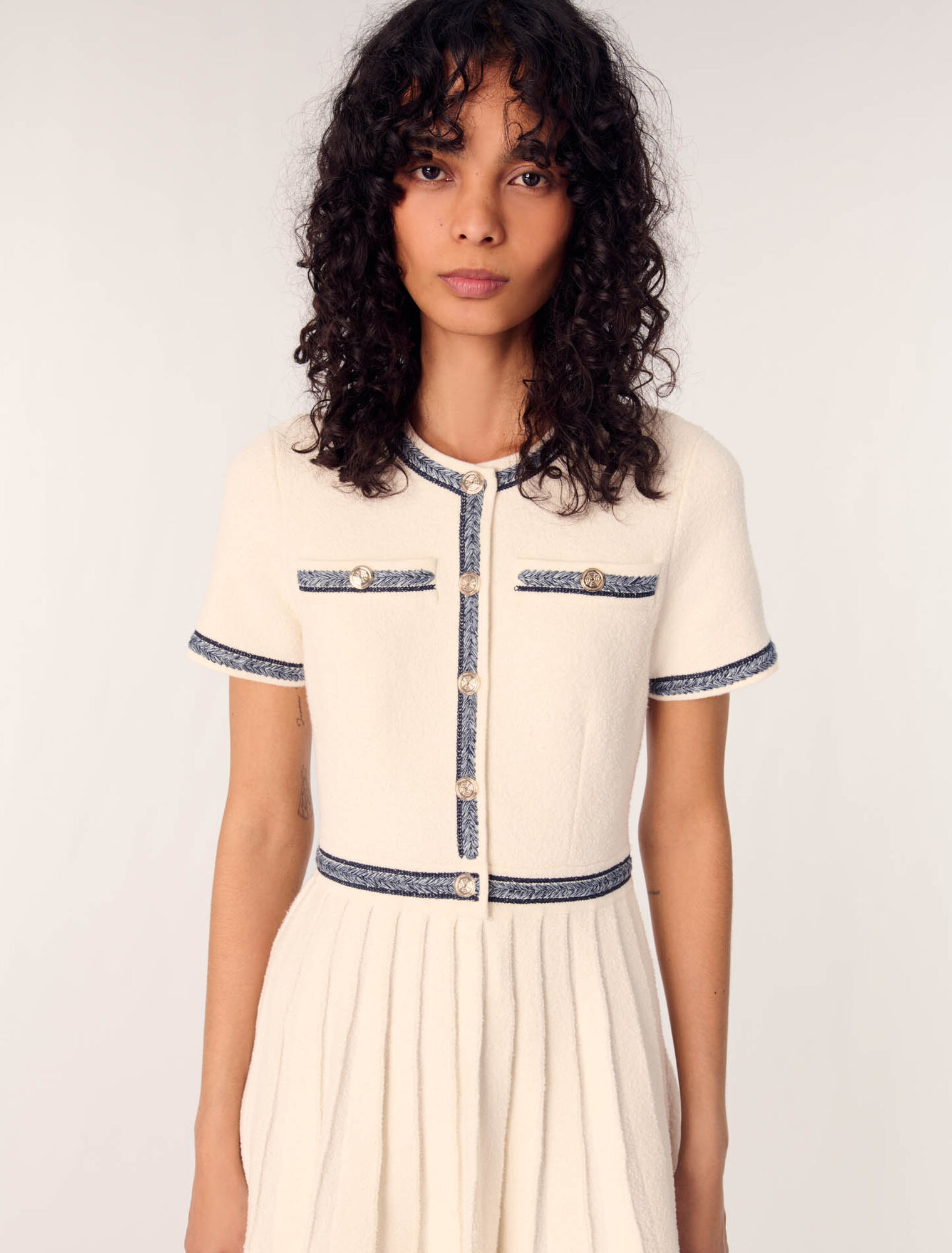 Kurzes Plissee-Kleid aus Strick
