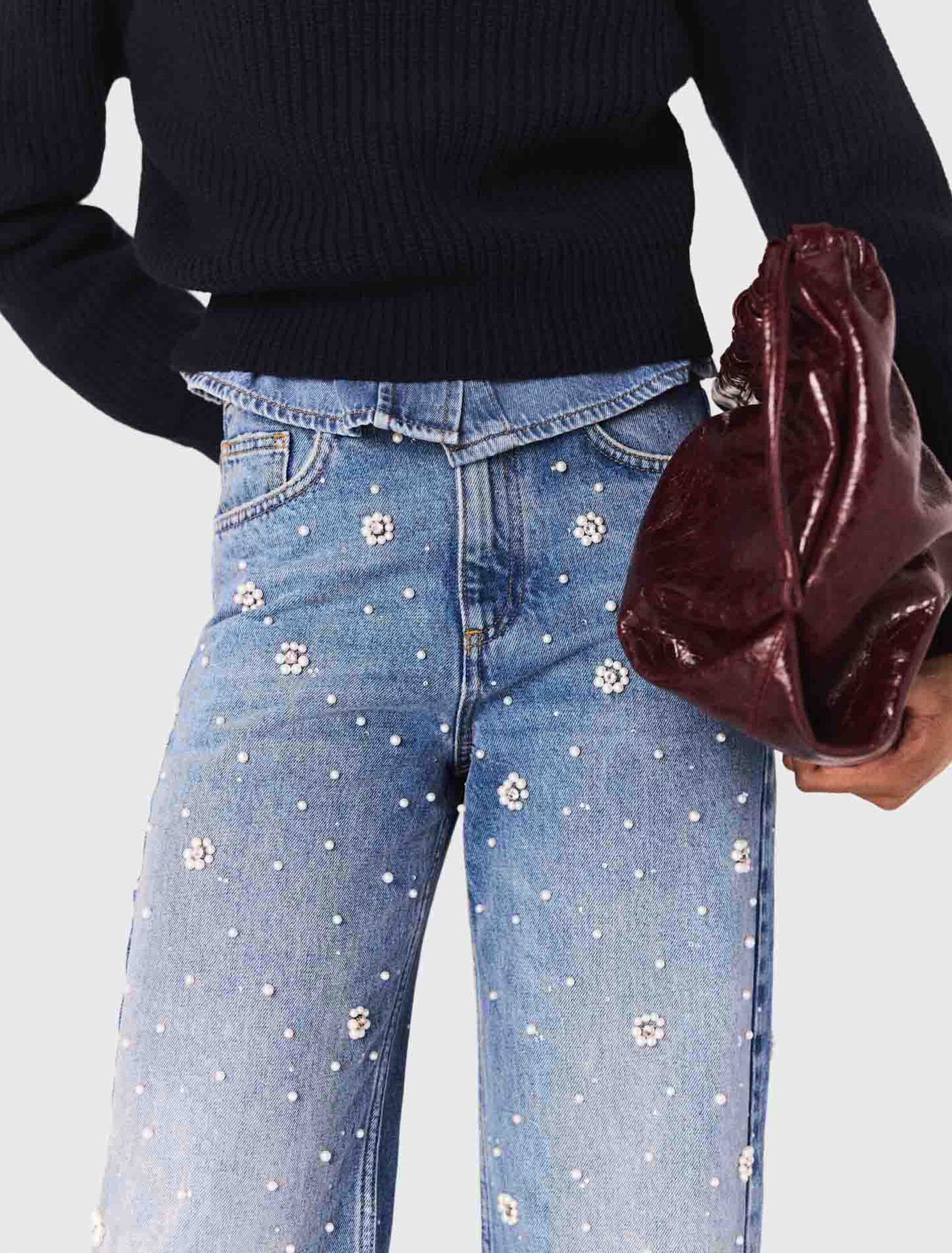 Weite Jeans mit Stickereien