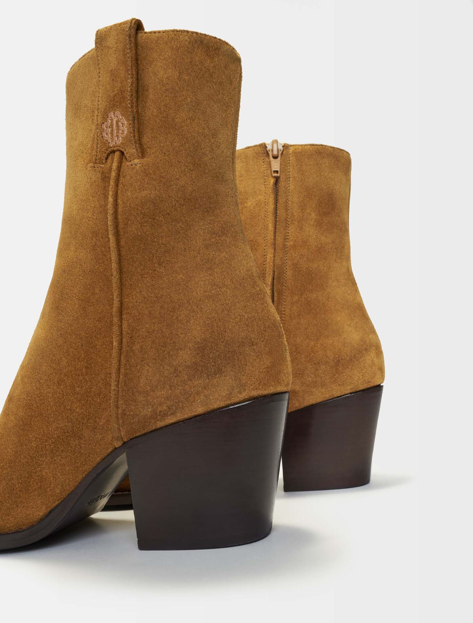 Camelfarbene Wildlederstiefel