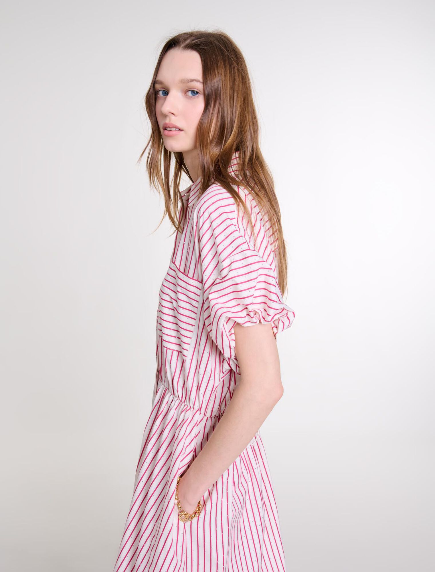 Langes gestreiftes Kleid mit Strass