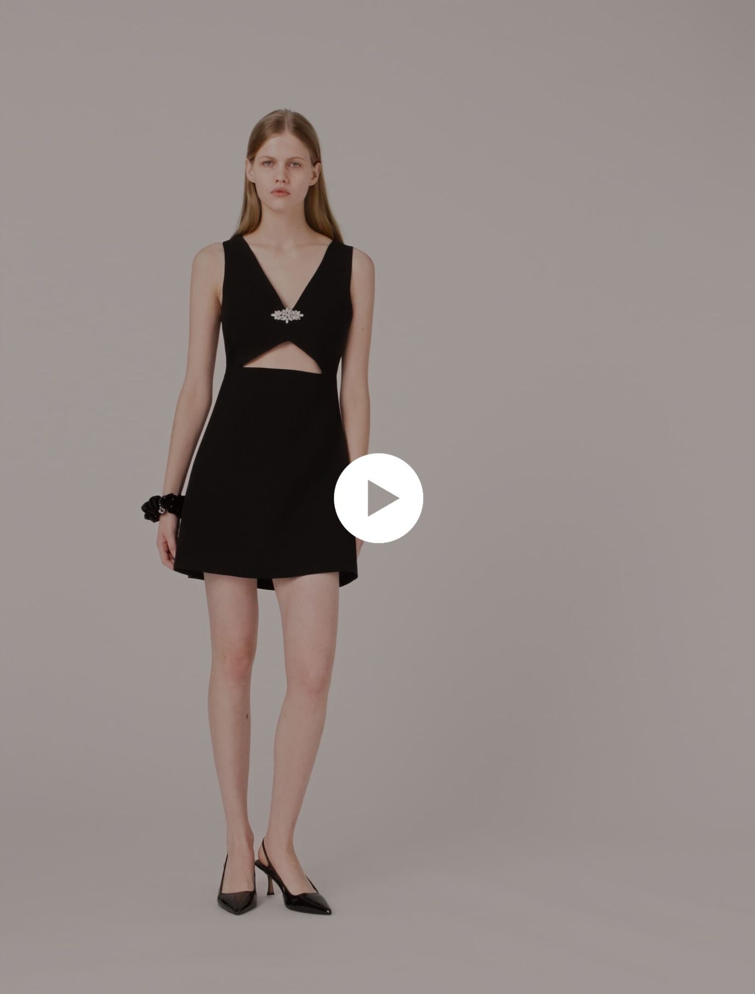 Kurzes Kleid mit Schmuckstickerei