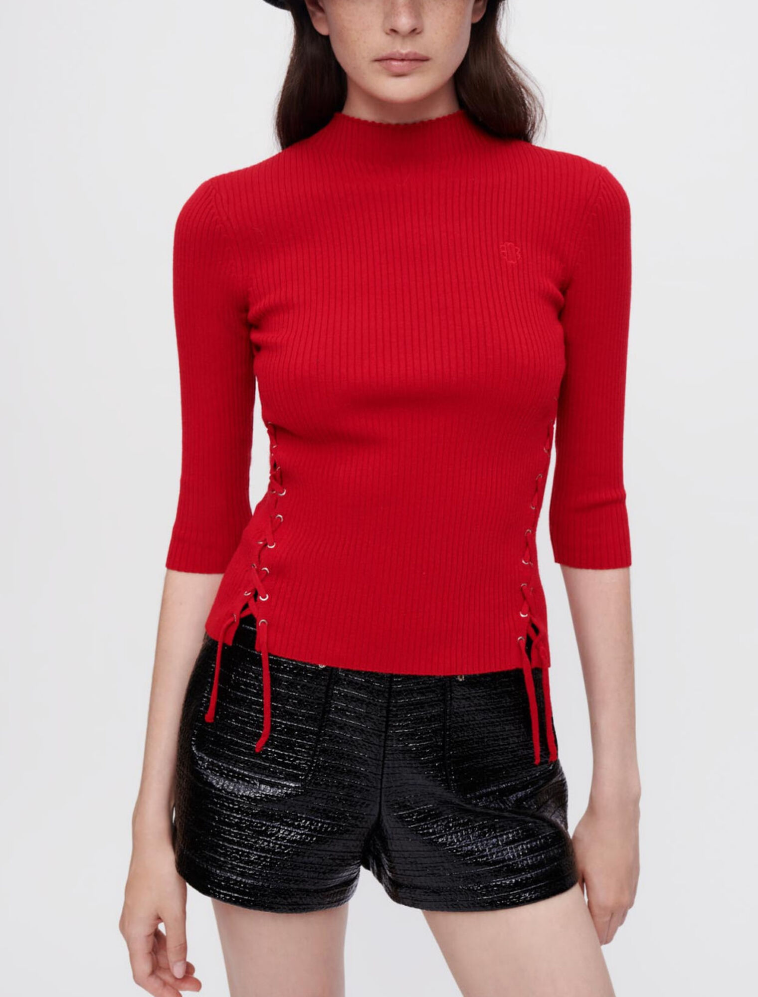 Körpernaher Pullover mit silbernen Ösen