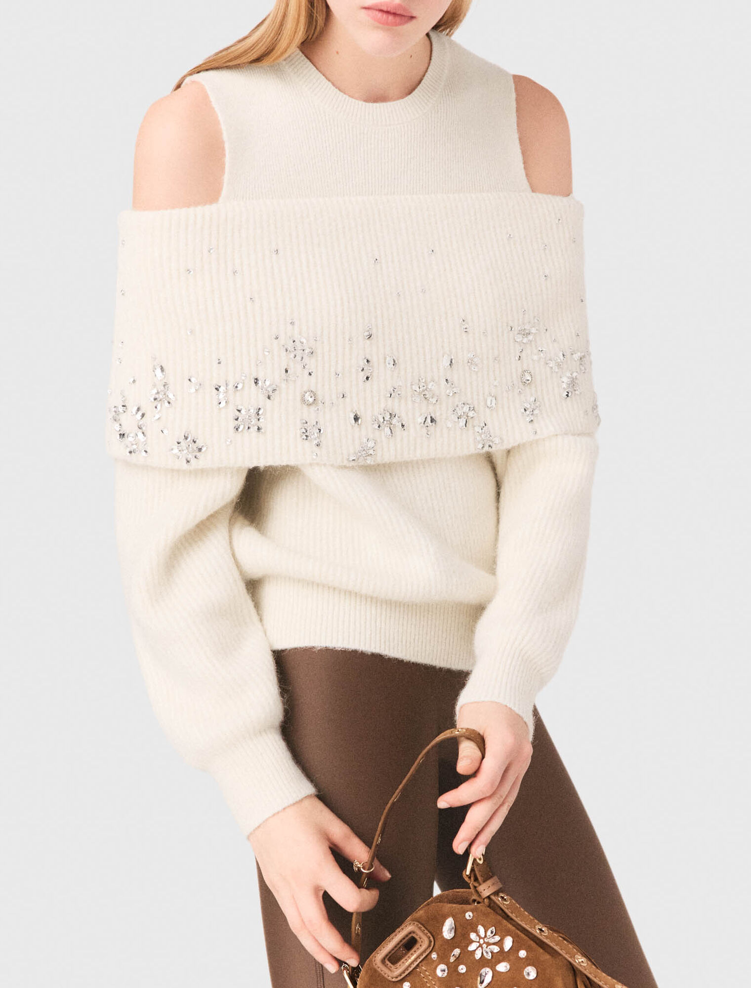 Schulterfreier Pullover mit Schmuck