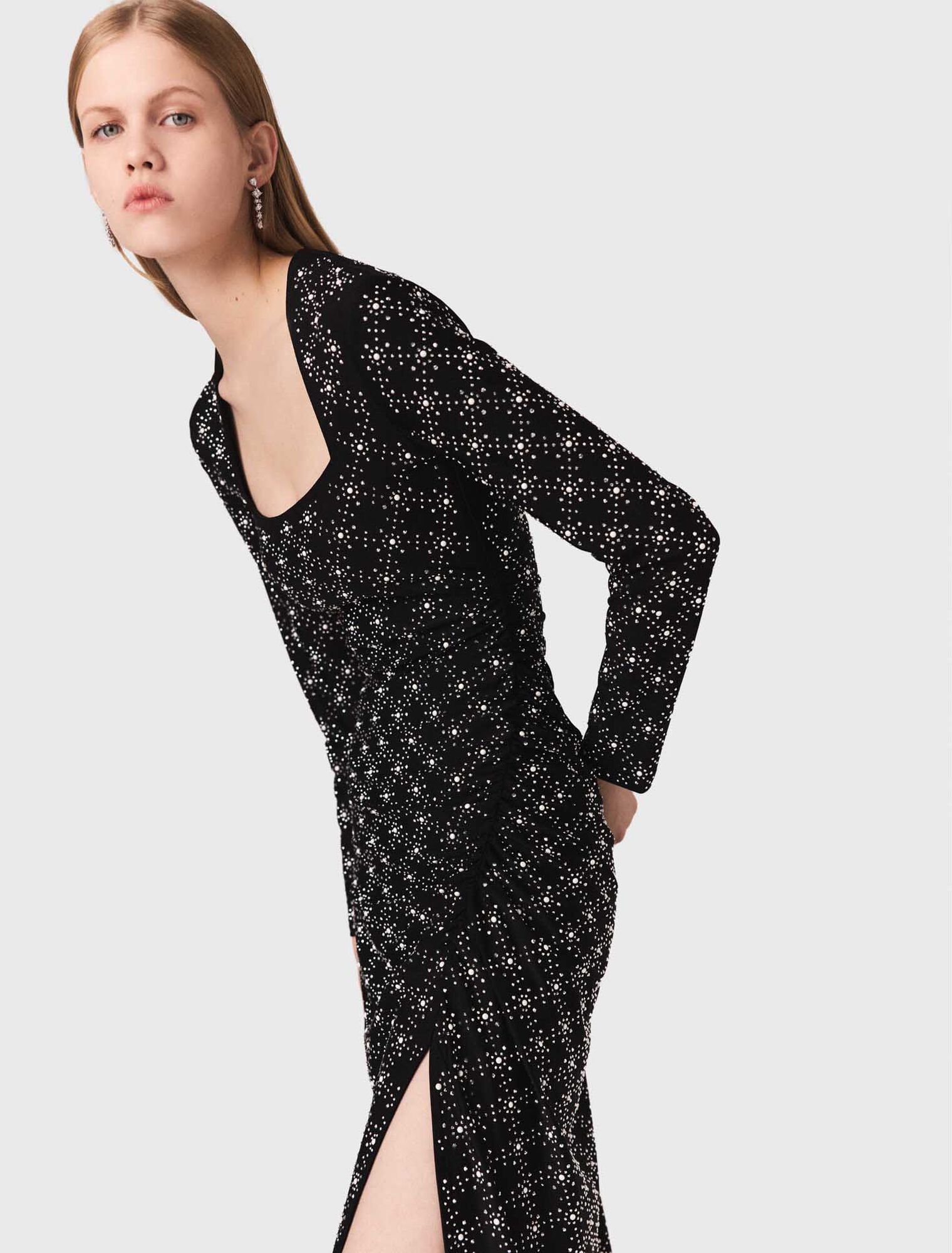 Langes Kleid mit Perlen und Strass