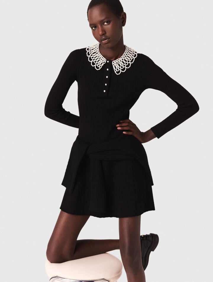 Kurzes Strickkleid mit Perlenkragen