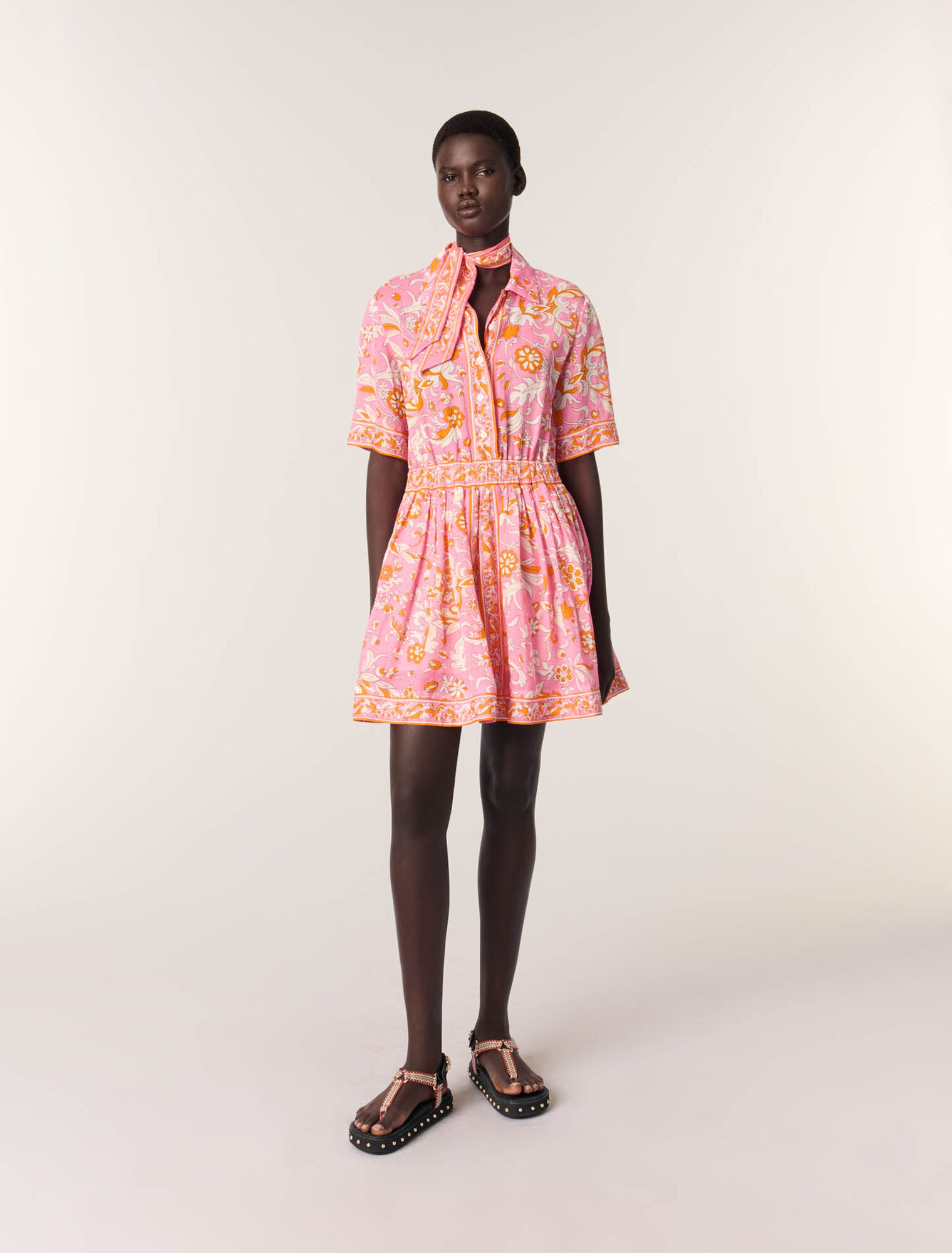 Fließendes kurzes Kleid mit Print