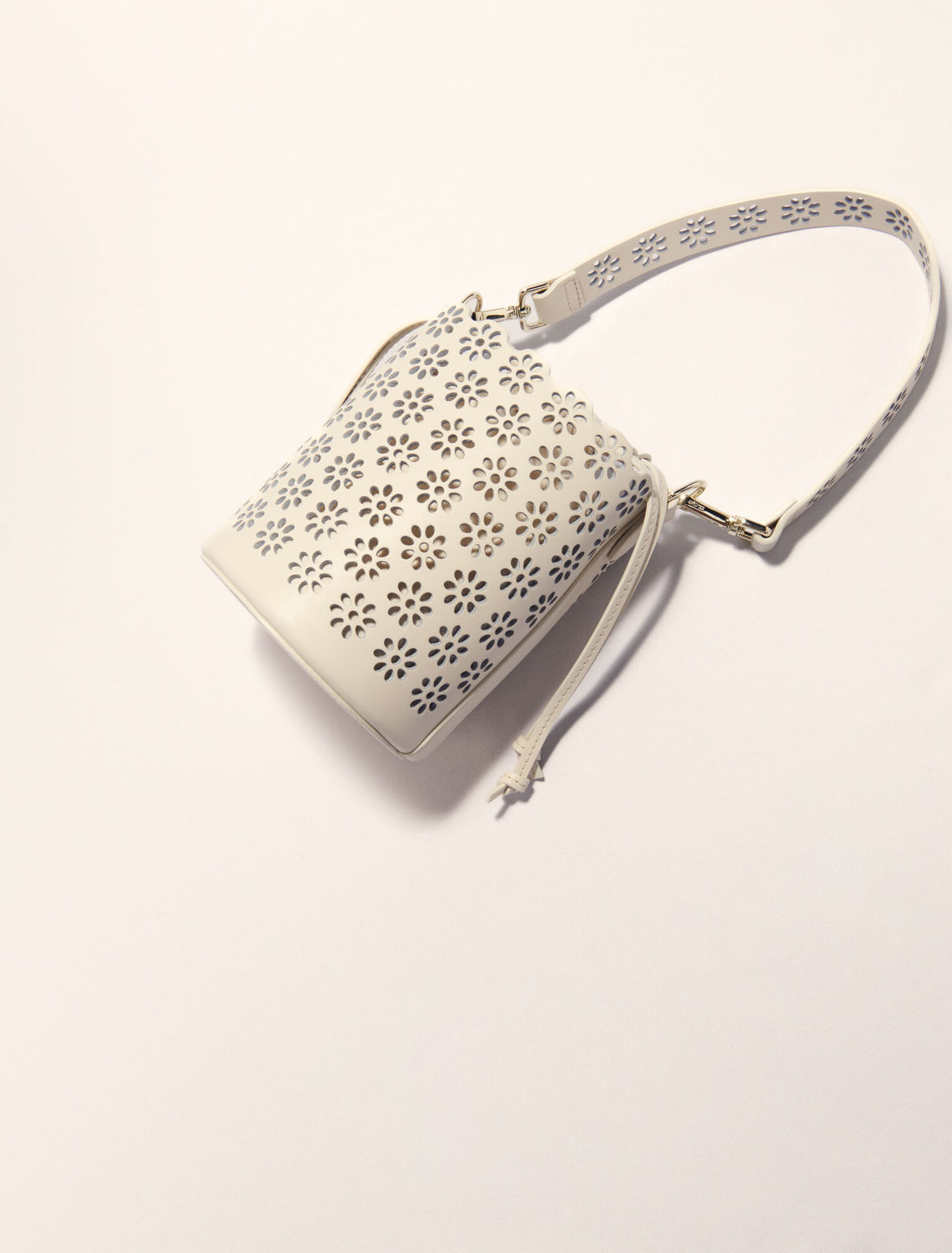 Bucket Bag aus perforiertem Leder