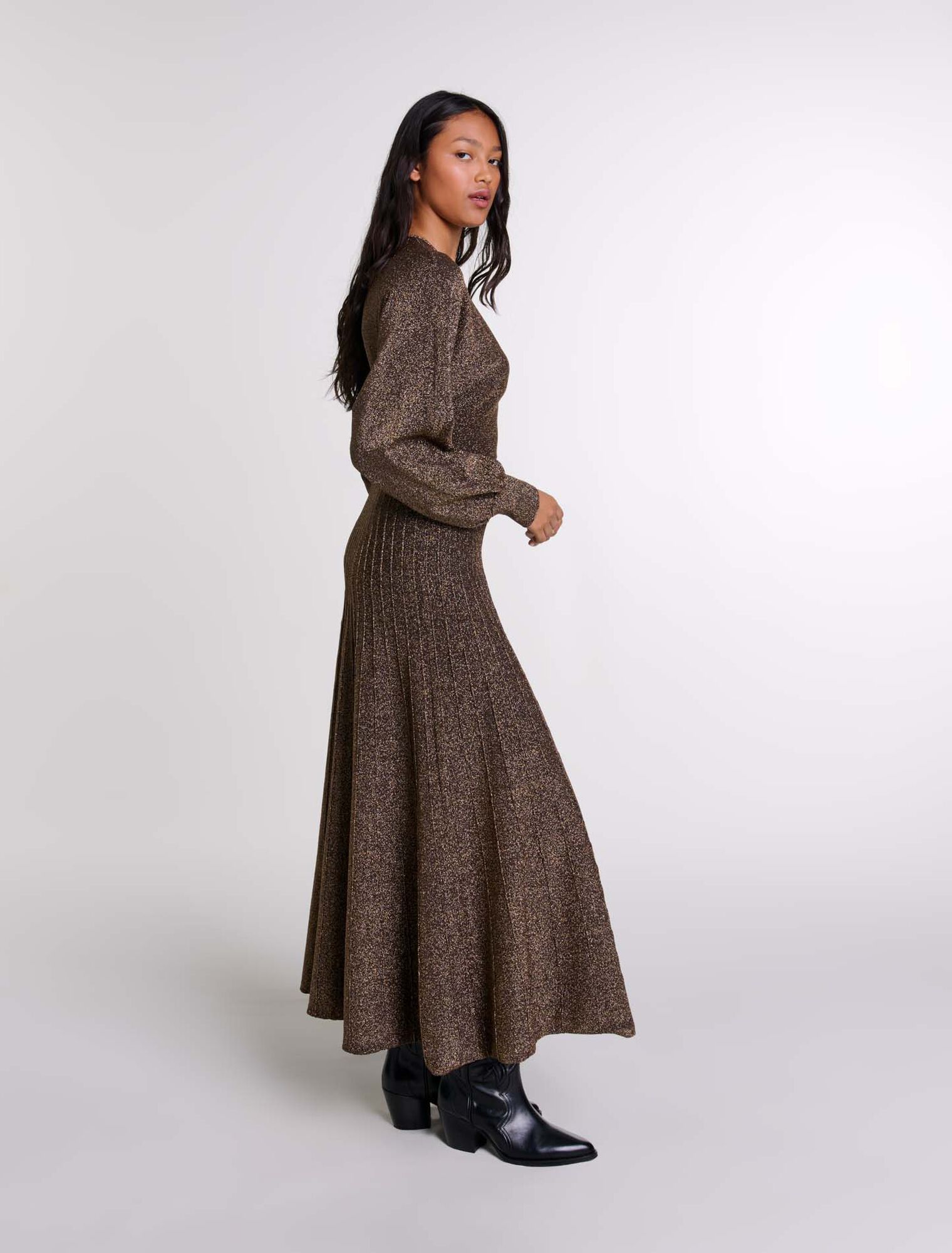 Langes Kleid aus glänzendem Strick
