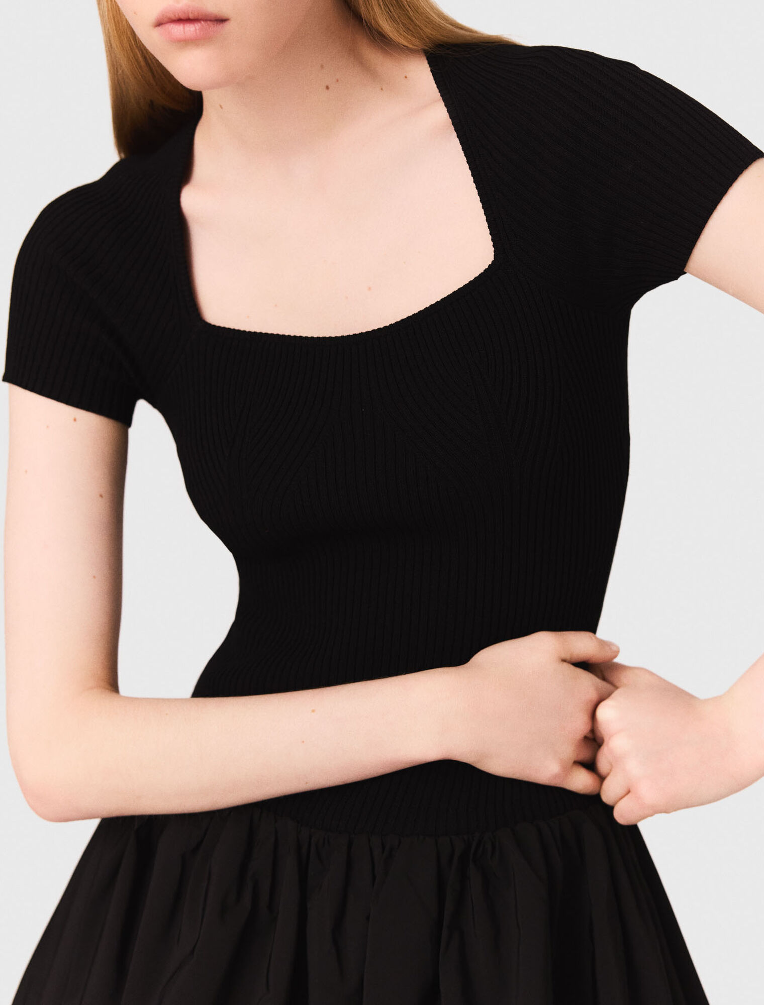 Langes Kleid aus Strick und Taffeta