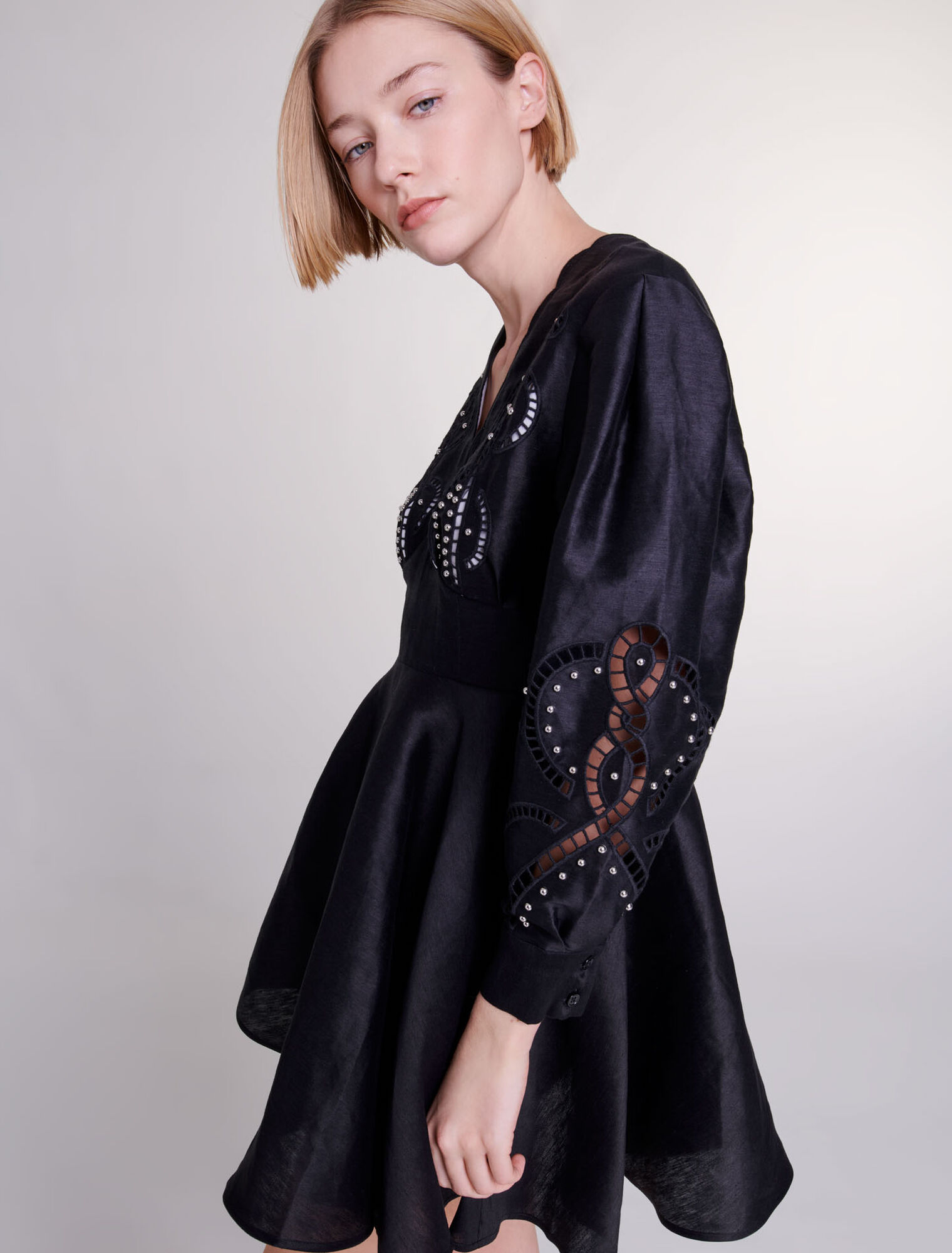 Kurzes Leinenkleid mit Stickerei