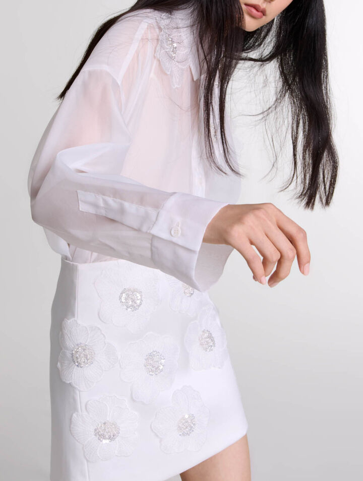 Satinrock mit Perlenblumen