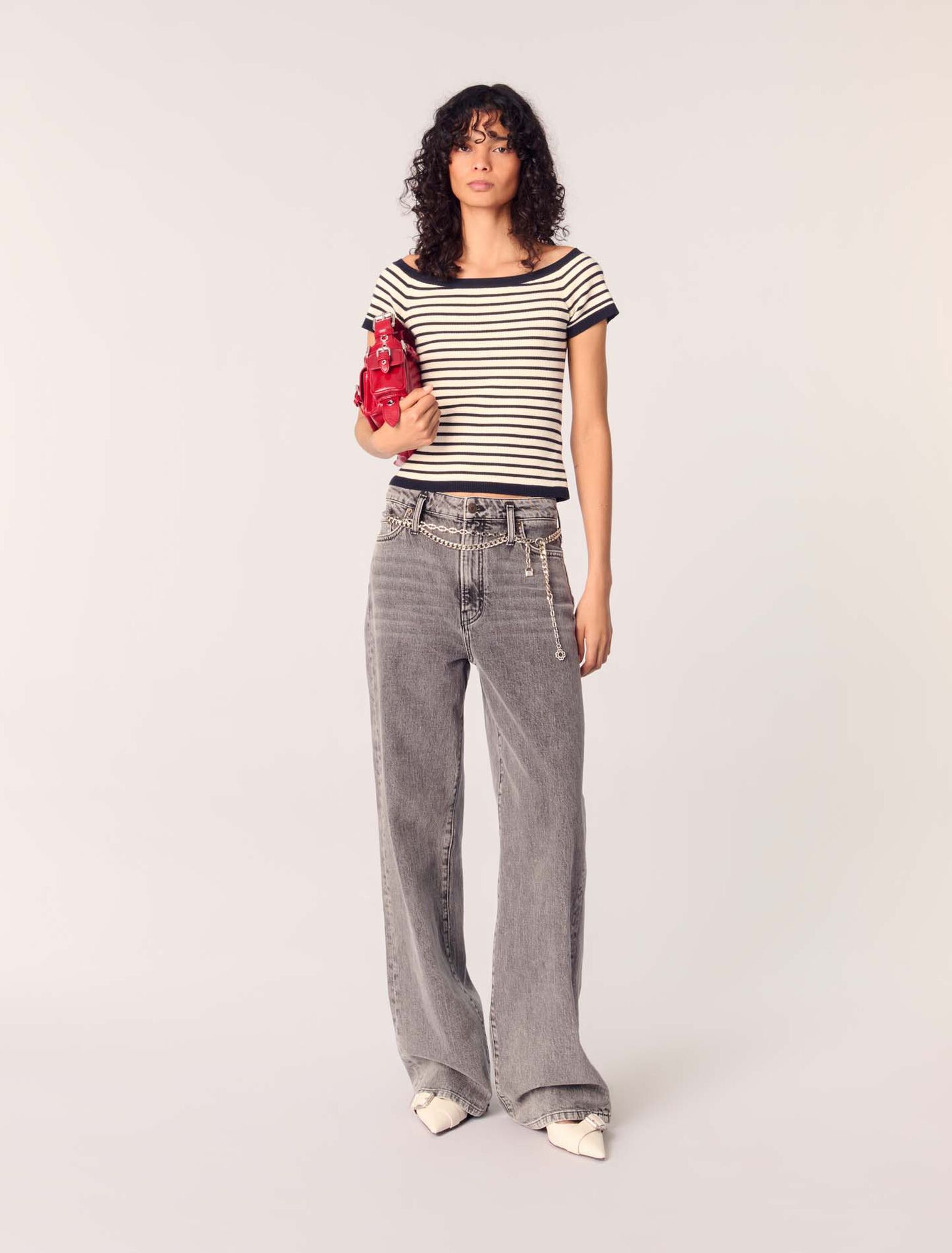 Weite Jeans mit Kettengürtel