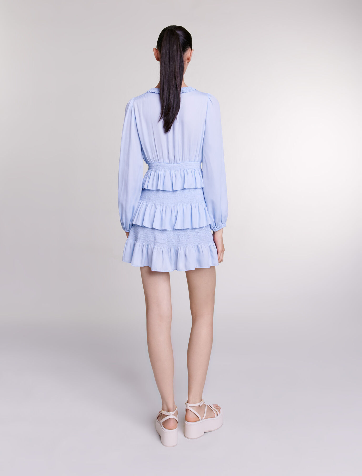 Blaues Kleid mit Volants