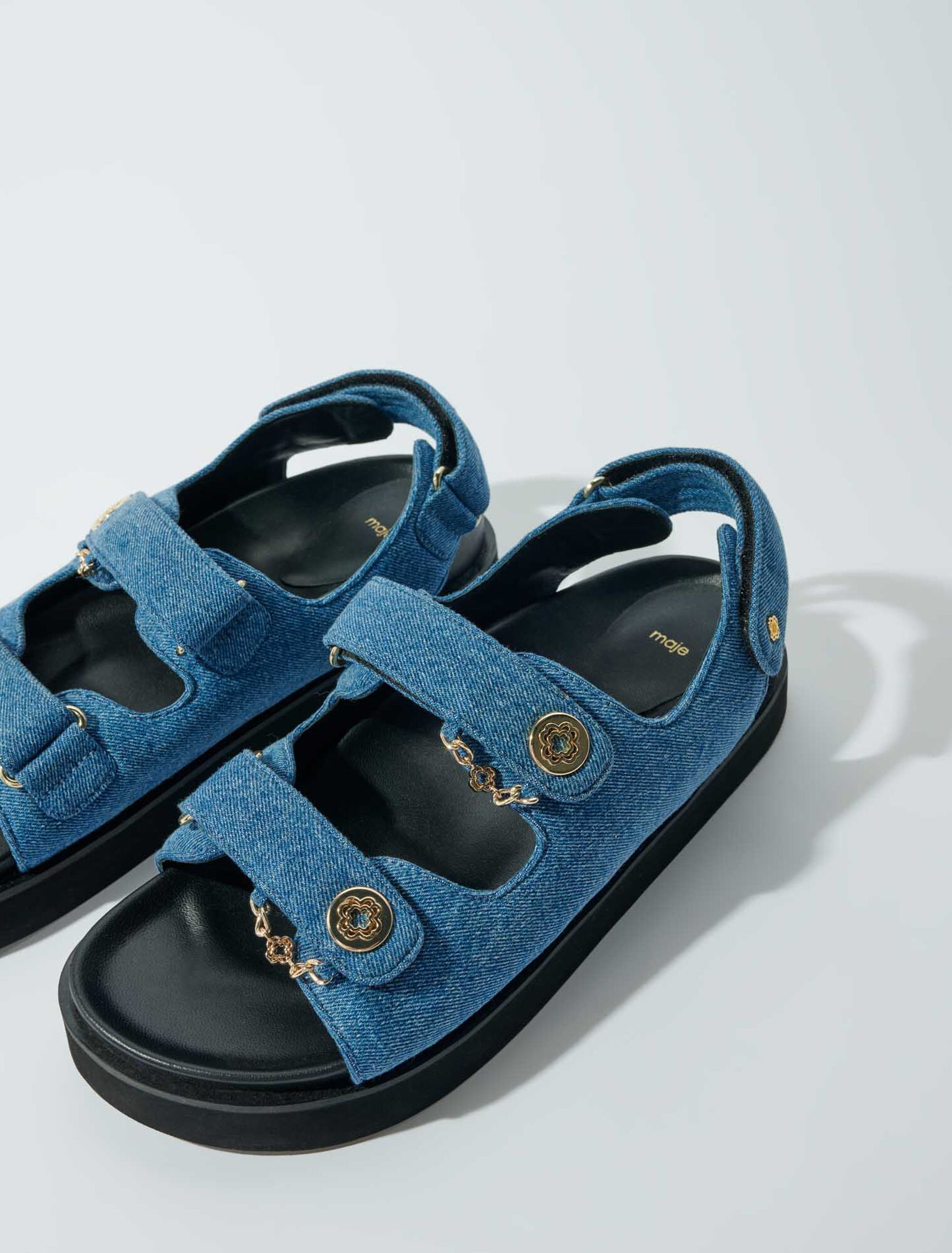 Flache Sandalen aus Denim