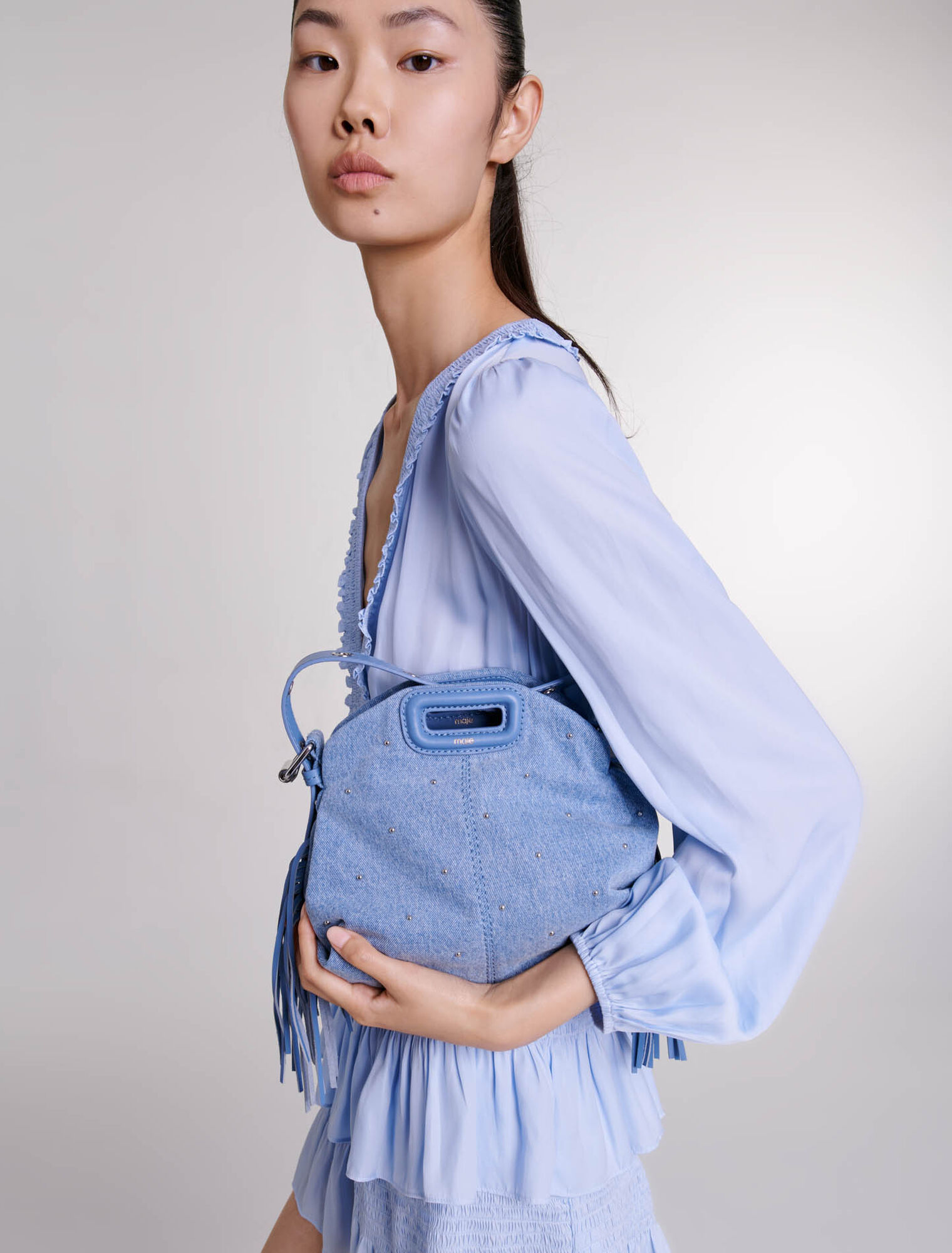 Blaues Kleid mit Volants