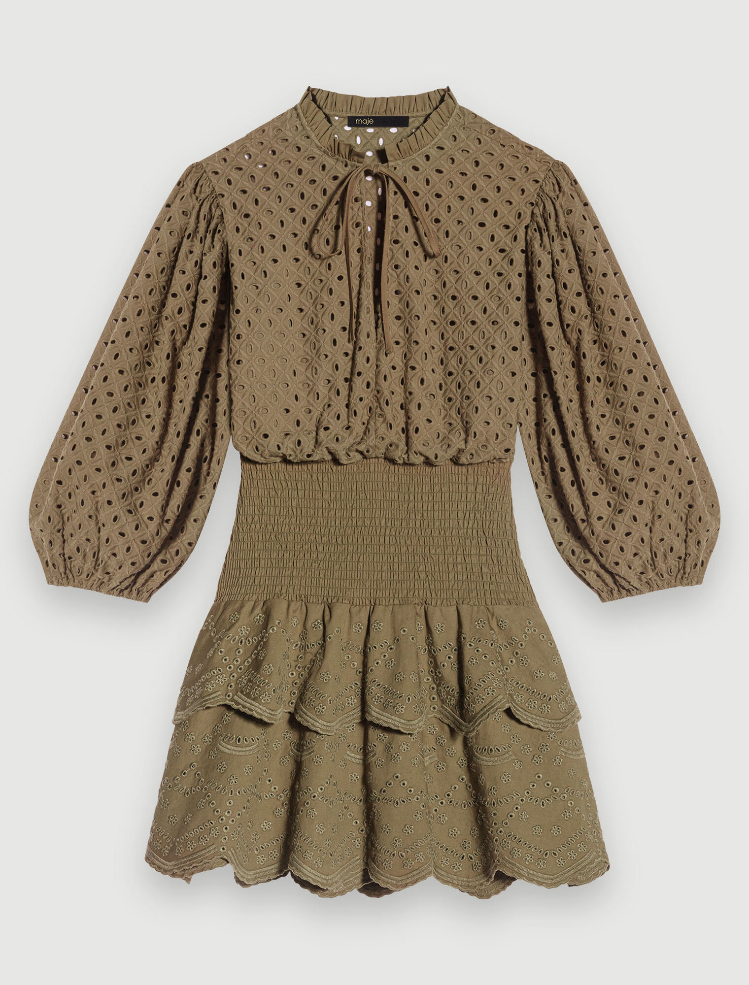 Kurzes Kleid mit Lochstickerei