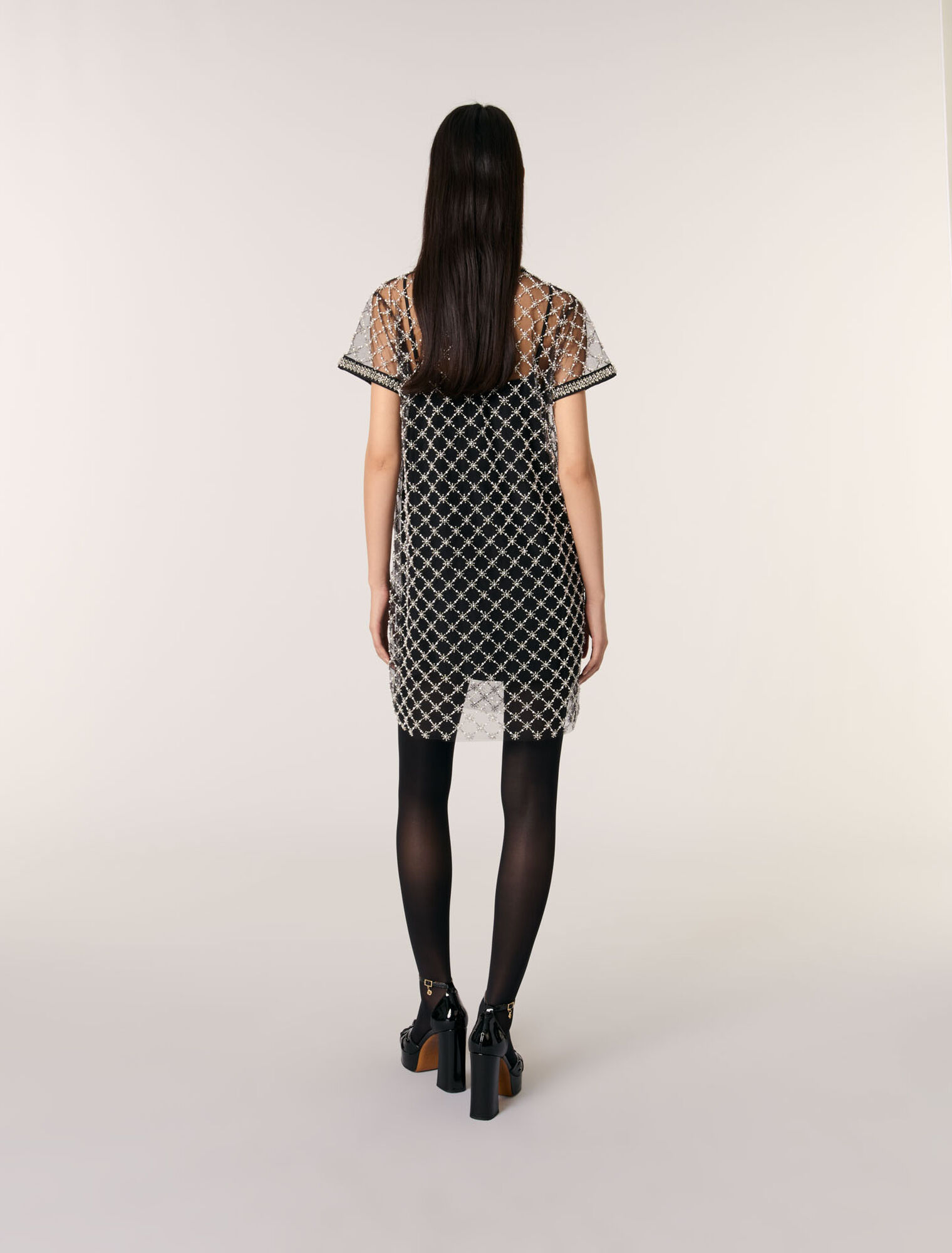 Kurzes Kleid aus besticktem Tüll