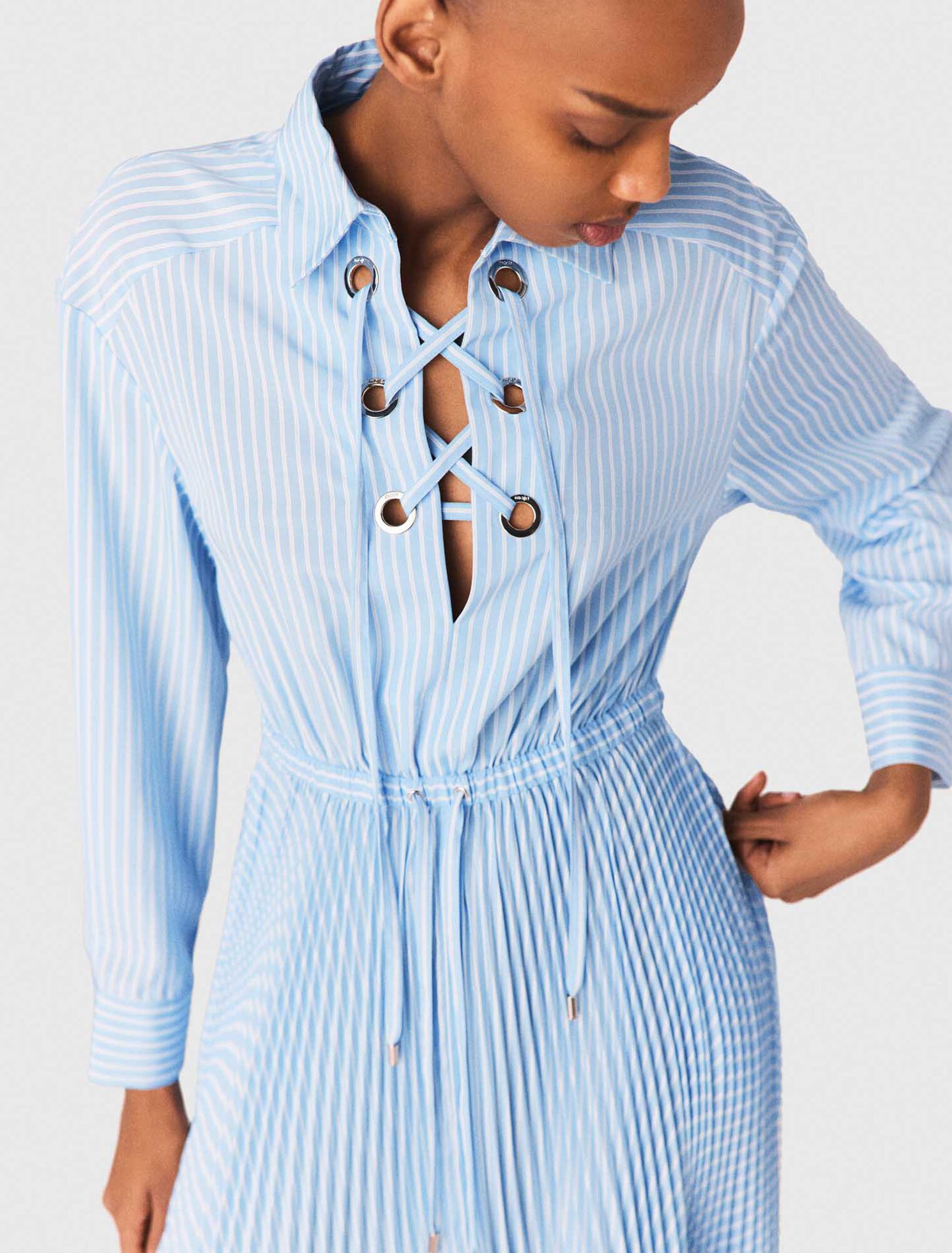 Langes Plisseekleid mit &Ouml;sen