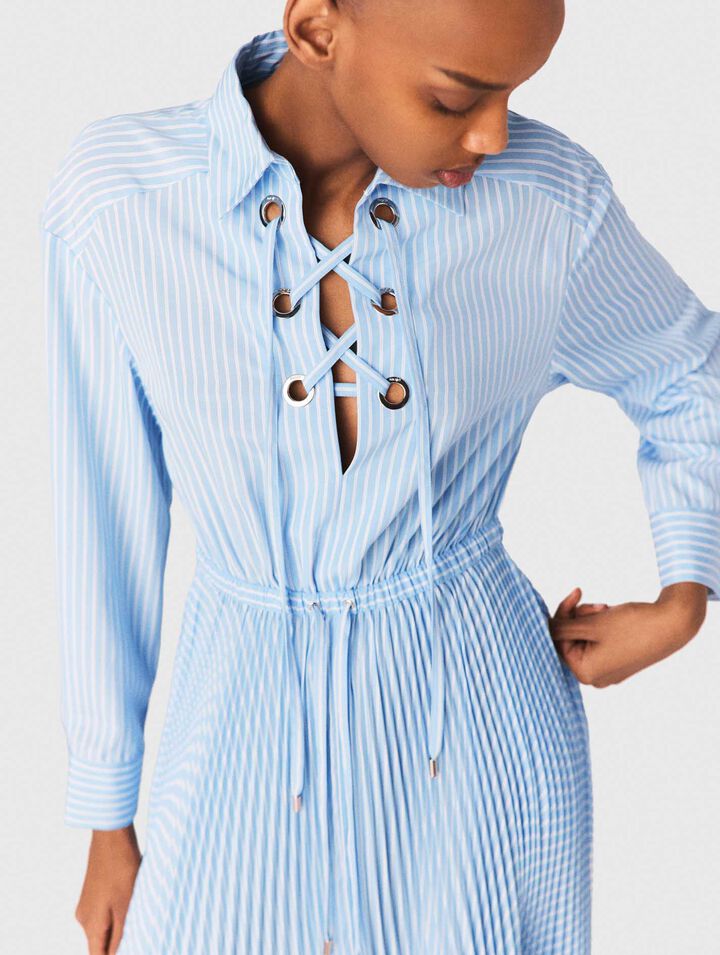 Langes Plisseekleid mit &Ouml;sen