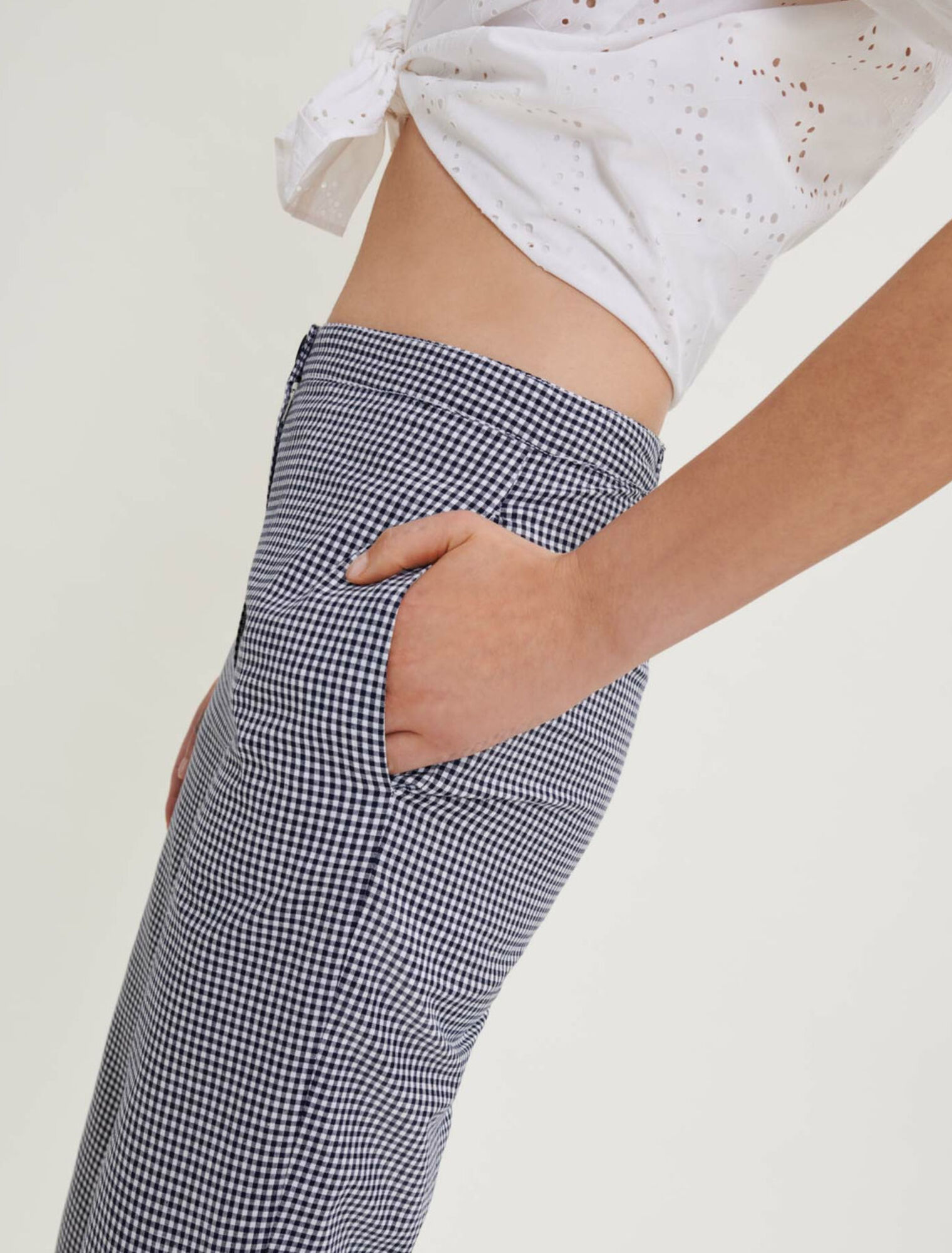 Hose aus Vichykaro und Spitze