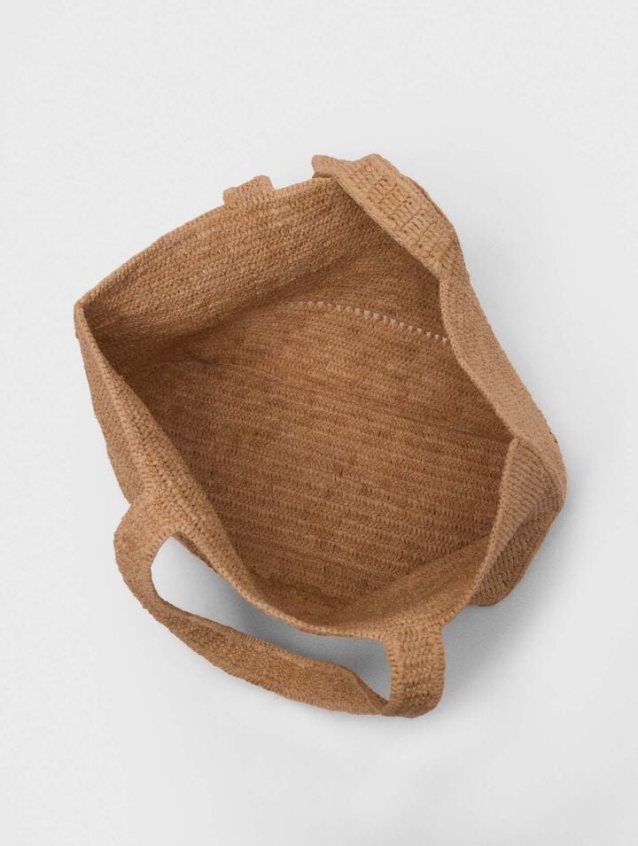 Gehäkelte Korbtasche aus Bast