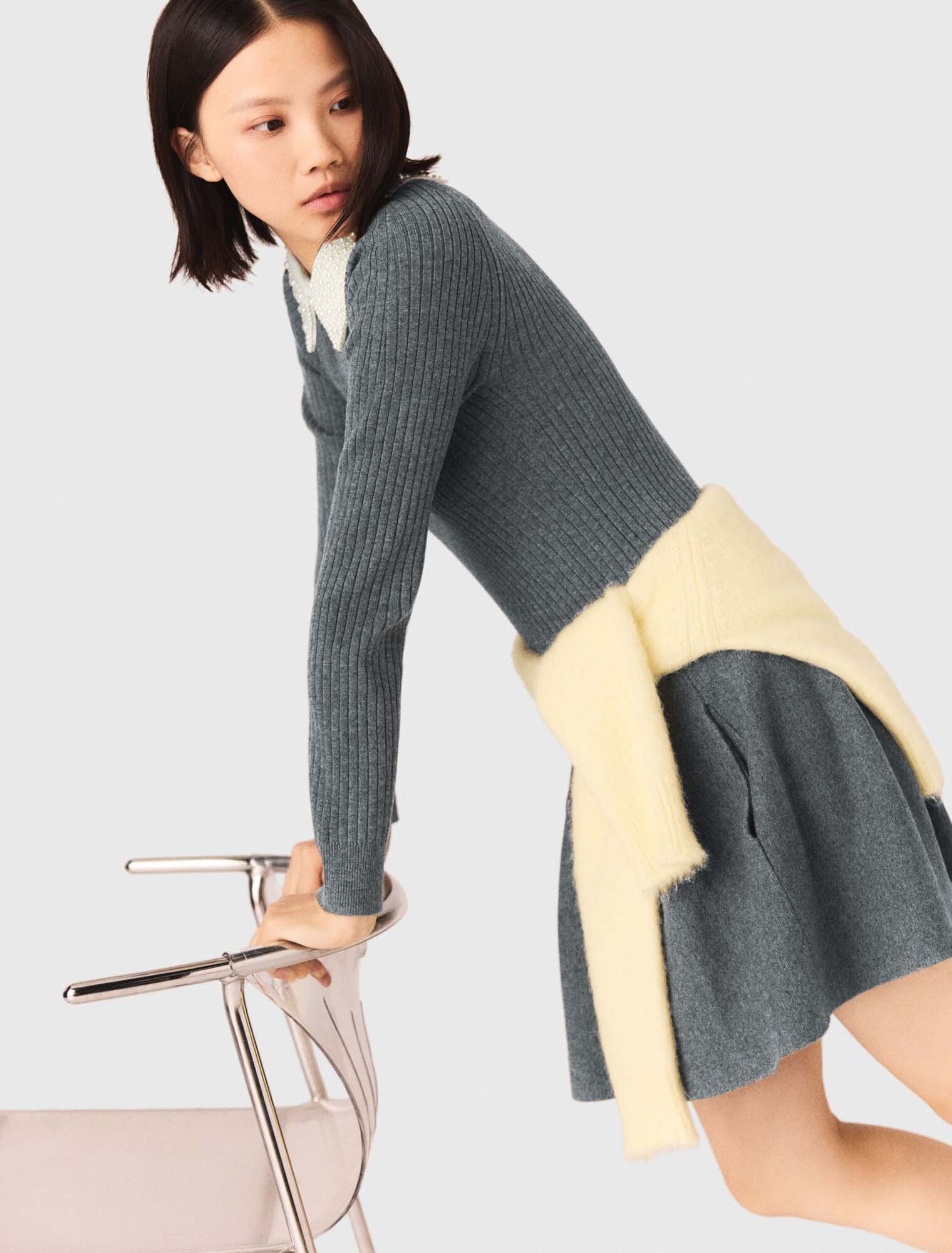 Kurzes Strickkleid mit Perlenkragen