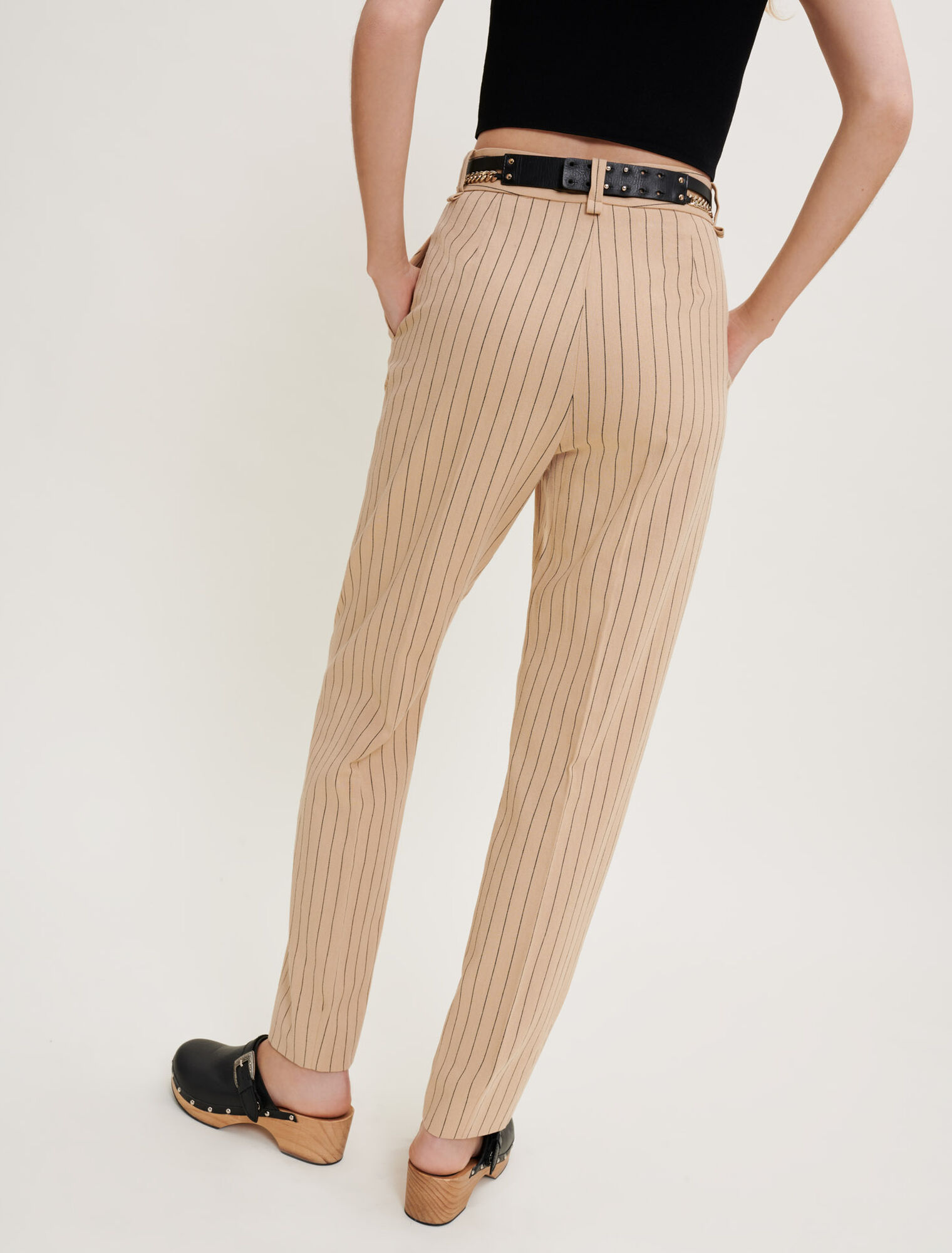 Eng anliegende Hose mit Streifen