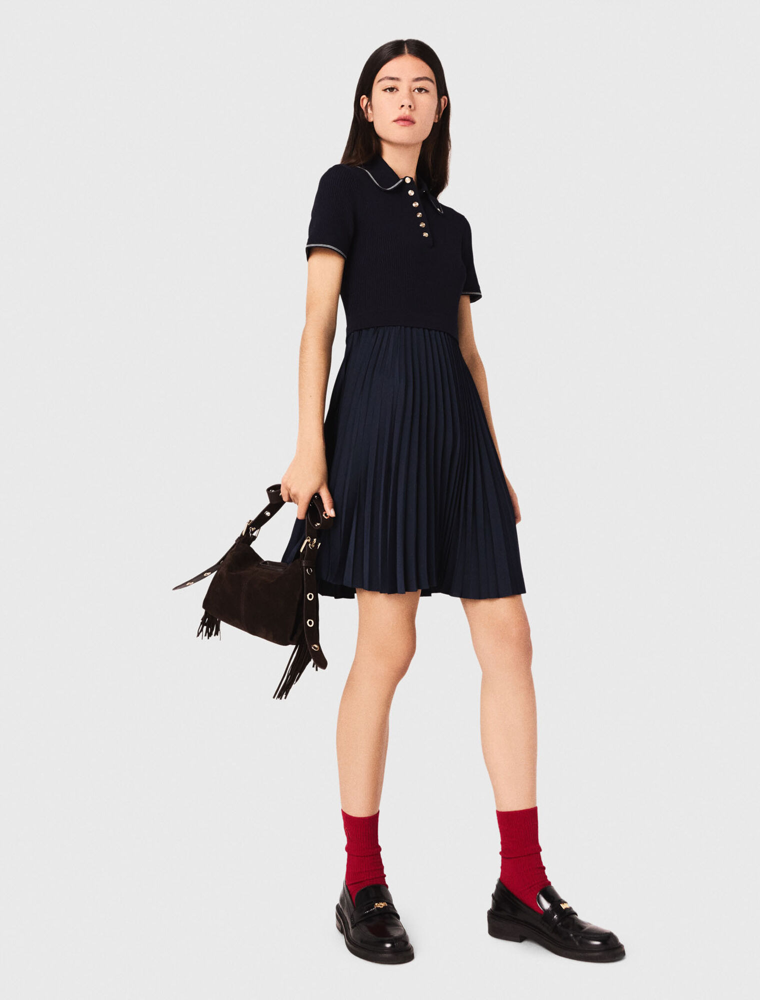 Kurzes Plissee-Kleid mit Polo-Krag