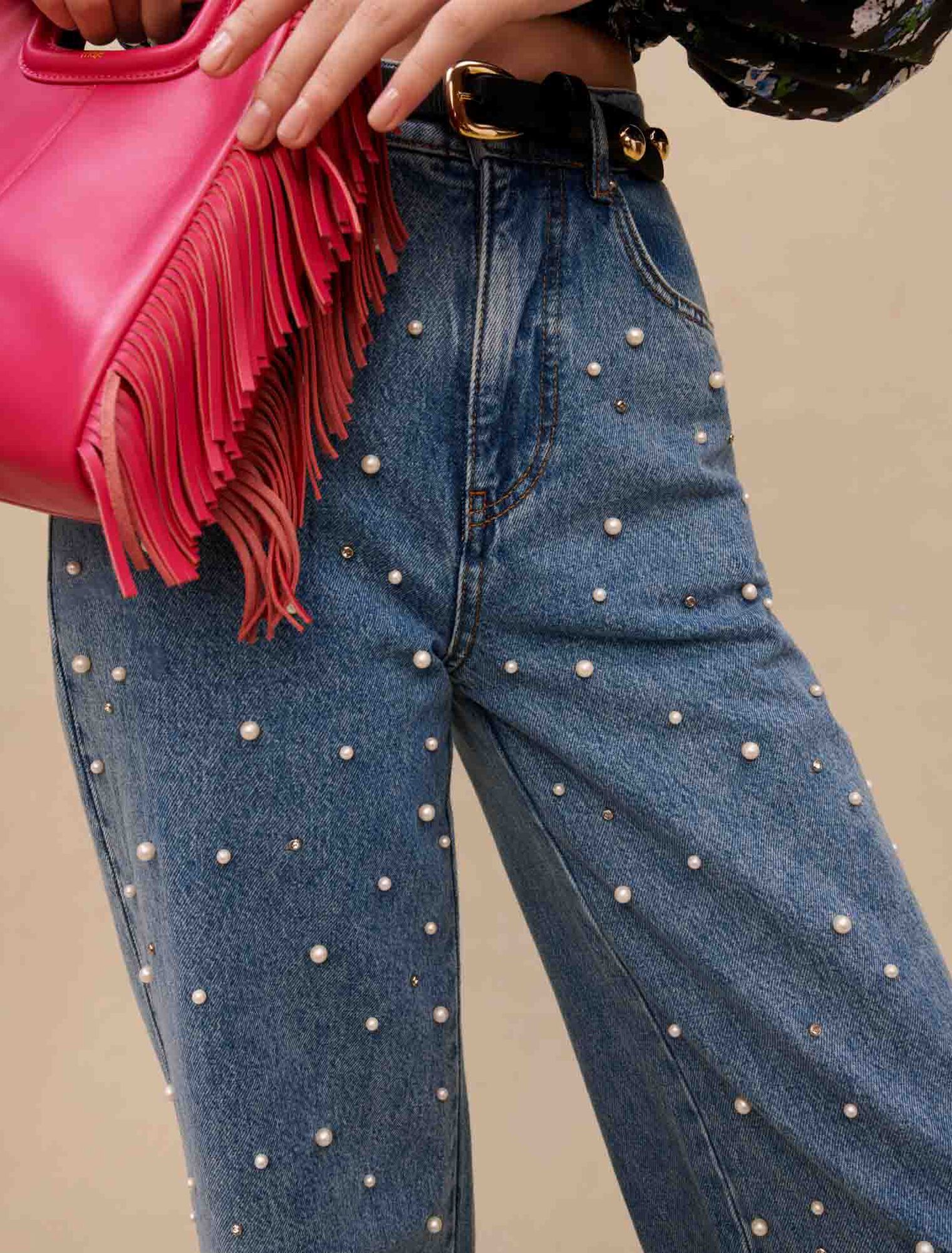 Weite Jeans mit Perlenbesatz