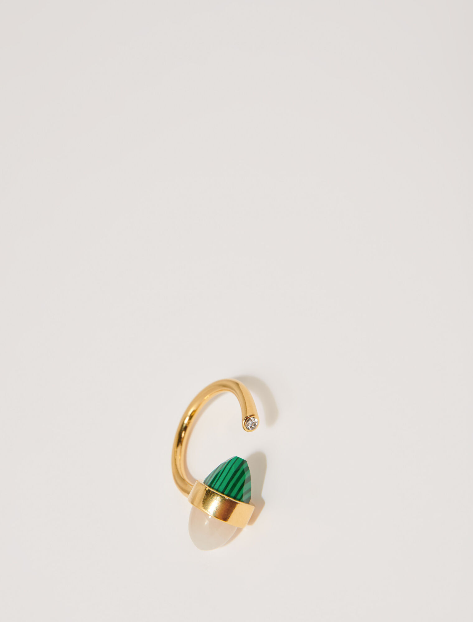 Mit einem Stein verzierter Ring