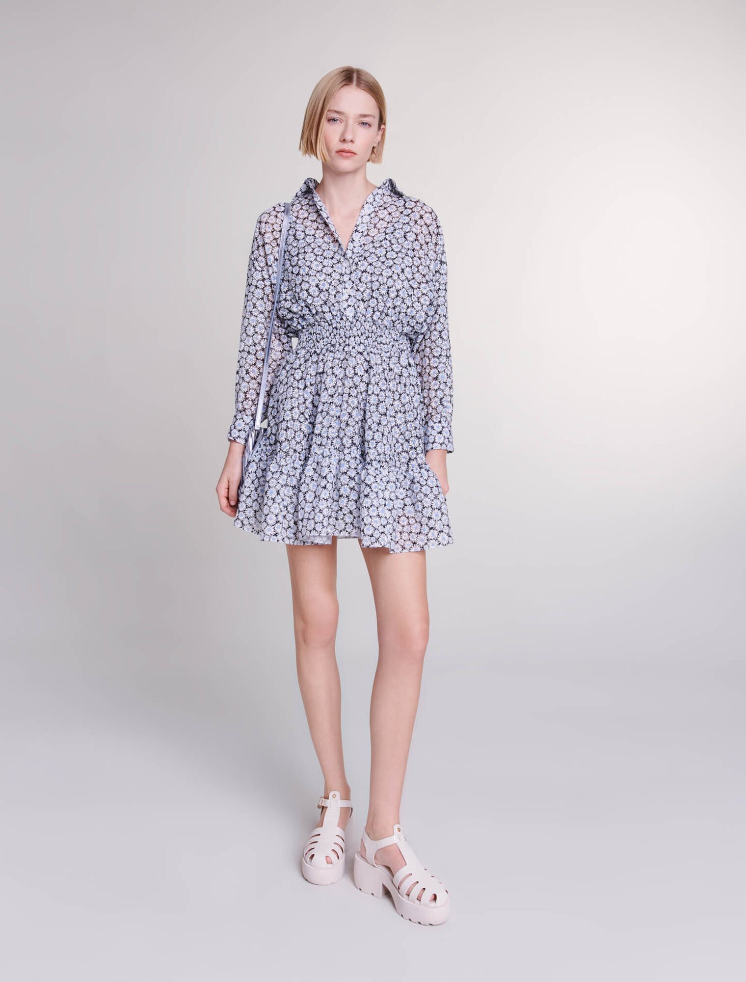 Kurzes Kleid mit Blumen