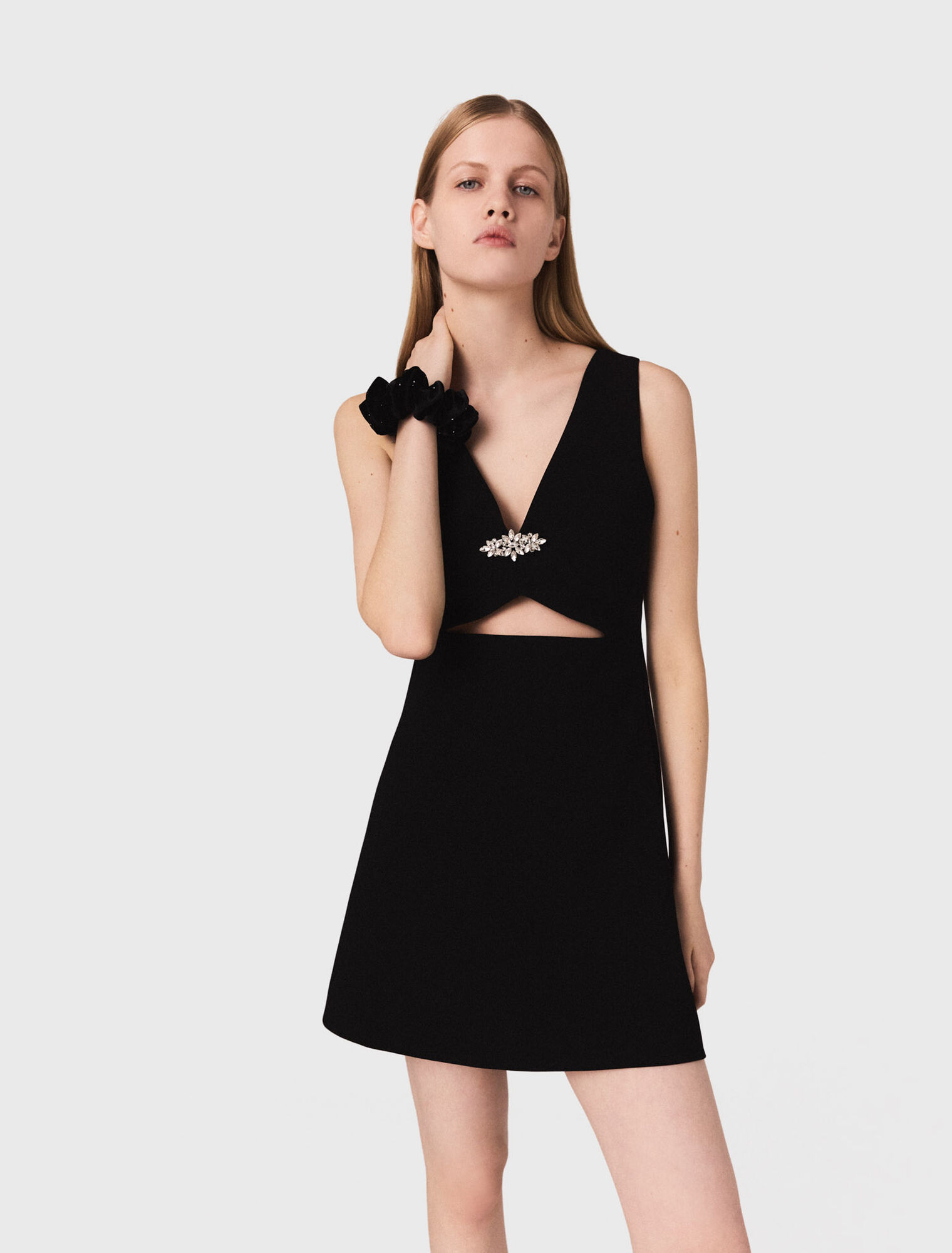 Kurzes Kleid mit Schmuckstickerei